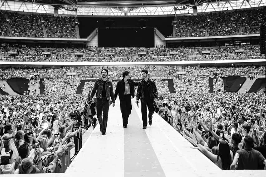 ニック・ジョナスさんのインスタグラム写真 - (ニック・ジョナスInstagram)「What a crowd 🔥 #CapitalSTB」6月13日 10時51分 - nickjonas