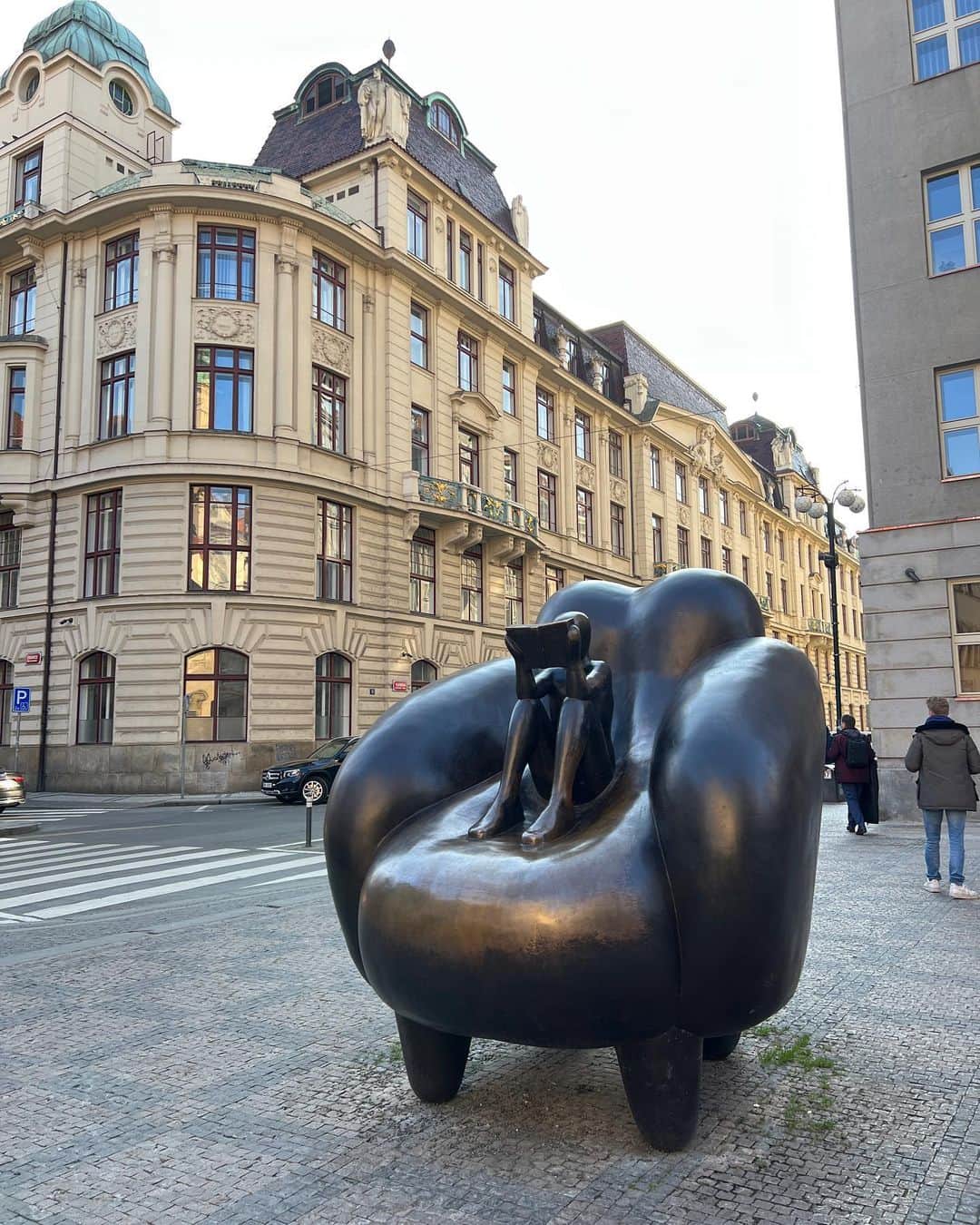 山崎怜奈さんのインスタグラム写真 - (山崎怜奈Instagram)「🇨🇿Feb 28th, 2023  📍Praha, Česká republika 街並みと夕焼け、旧市街広場の時計台、 聖ミクラーシュ教会、フランツ・カフカ広場のブロンズ像、 タトラカー（チェコの路面電車）、プラハ城etc.  「建築博物館」とも言われるチェコの首都・プラハ。 どこを撮っても絵になる街。早起きしてふらふらと🚶‍♂️ 最後の一枚、少しだけ私の姿が。笑  #Praha #Česká #ceska #ceskarepublika #stnicholaschurch #Readerinan armchair #山崎怜奈」6月13日 10時51分 - rena_yamazaki.official