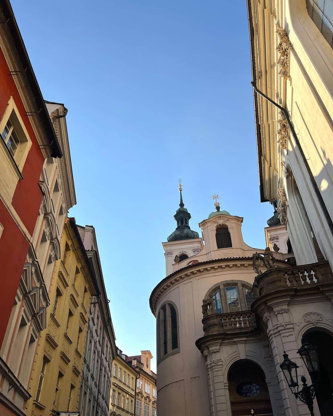 山崎怜奈さんのインスタグラム写真 - (山崎怜奈Instagram)「🇨🇿Feb 28th, 2023  📍Praha, Česká republika 街並みと夕焼け、旧市街広場の時計台、 聖ミクラーシュ教会、フランツ・カフカ広場のブロンズ像、 タトラカー（チェコの路面電車）、プラハ城etc.  「建築博物館」とも言われるチェコの首都・プラハ。 どこを撮っても絵になる街。早起きしてふらふらと🚶‍♂️ 最後の一枚、少しだけ私の姿が。笑  #Praha #Česká #ceska #ceskarepublika #stnicholaschurch #Readerinan armchair #山崎怜奈」6月13日 10時51分 - rena_yamazaki.official
