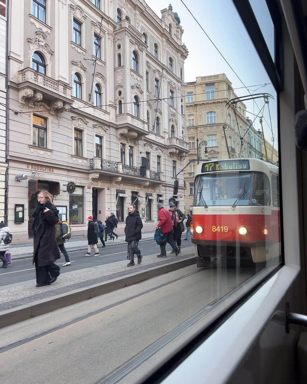 山崎怜奈さんのインスタグラム写真 - (山崎怜奈Instagram)「🇨🇿Feb 28th, 2023  📍Praha, Česká republika 街並みと夕焼け、旧市街広場の時計台、 聖ミクラーシュ教会、フランツ・カフカ広場のブロンズ像、 タトラカー（チェコの路面電車）、プラハ城etc.  「建築博物館」とも言われるチェコの首都・プラハ。 どこを撮っても絵になる街。早起きしてふらふらと🚶‍♂️ 最後の一枚、少しだけ私の姿が。笑  #Praha #Česká #ceska #ceskarepublika #stnicholaschurch #Readerinan armchair #山崎怜奈」6月13日 10時51分 - rena_yamazaki.official