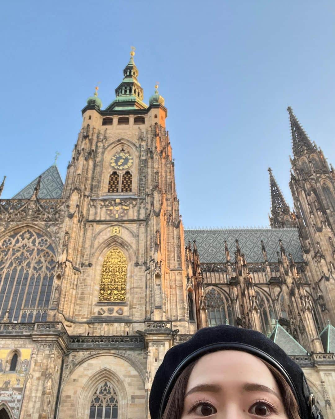 山崎怜奈さんのインスタグラム写真 - (山崎怜奈Instagram)「🇨🇿Feb 28th, 2023  📍Praha, Česká republika 街並みと夕焼け、旧市街広場の時計台、 聖ミクラーシュ教会、フランツ・カフカ広場のブロンズ像、 タトラカー（チェコの路面電車）、プラハ城etc.  「建築博物館」とも言われるチェコの首都・プラハ。 どこを撮っても絵になる街。早起きしてふらふらと🚶‍♂️ 最後の一枚、少しだけ私の姿が。笑  #Praha #Česká #ceska #ceskarepublika #stnicholaschurch #Readerinan armchair #山崎怜奈」6月13日 10時51分 - rena_yamazaki.official
