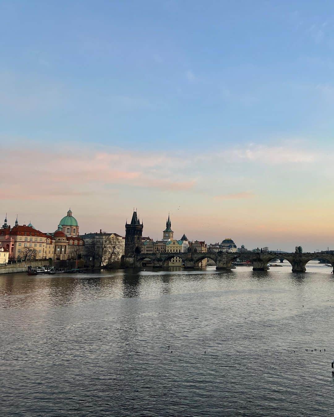 山崎怜奈さんのインスタグラム写真 - (山崎怜奈Instagram)「🇨🇿Feb 28th, 2023  📍Praha, Česká republika 街並みと夕焼け、旧市街広場の時計台、 聖ミクラーシュ教会、フランツ・カフカ広場のブロンズ像、 タトラカー（チェコの路面電車）、プラハ城etc.  「建築博物館」とも言われるチェコの首都・プラハ。 どこを撮っても絵になる街。早起きしてふらふらと🚶‍♂️ 最後の一枚、少しだけ私の姿が。笑  #Praha #Česká #ceska #ceskarepublika #stnicholaschurch #Readerinan armchair #山崎怜奈」6月13日 10時51分 - rena_yamazaki.official