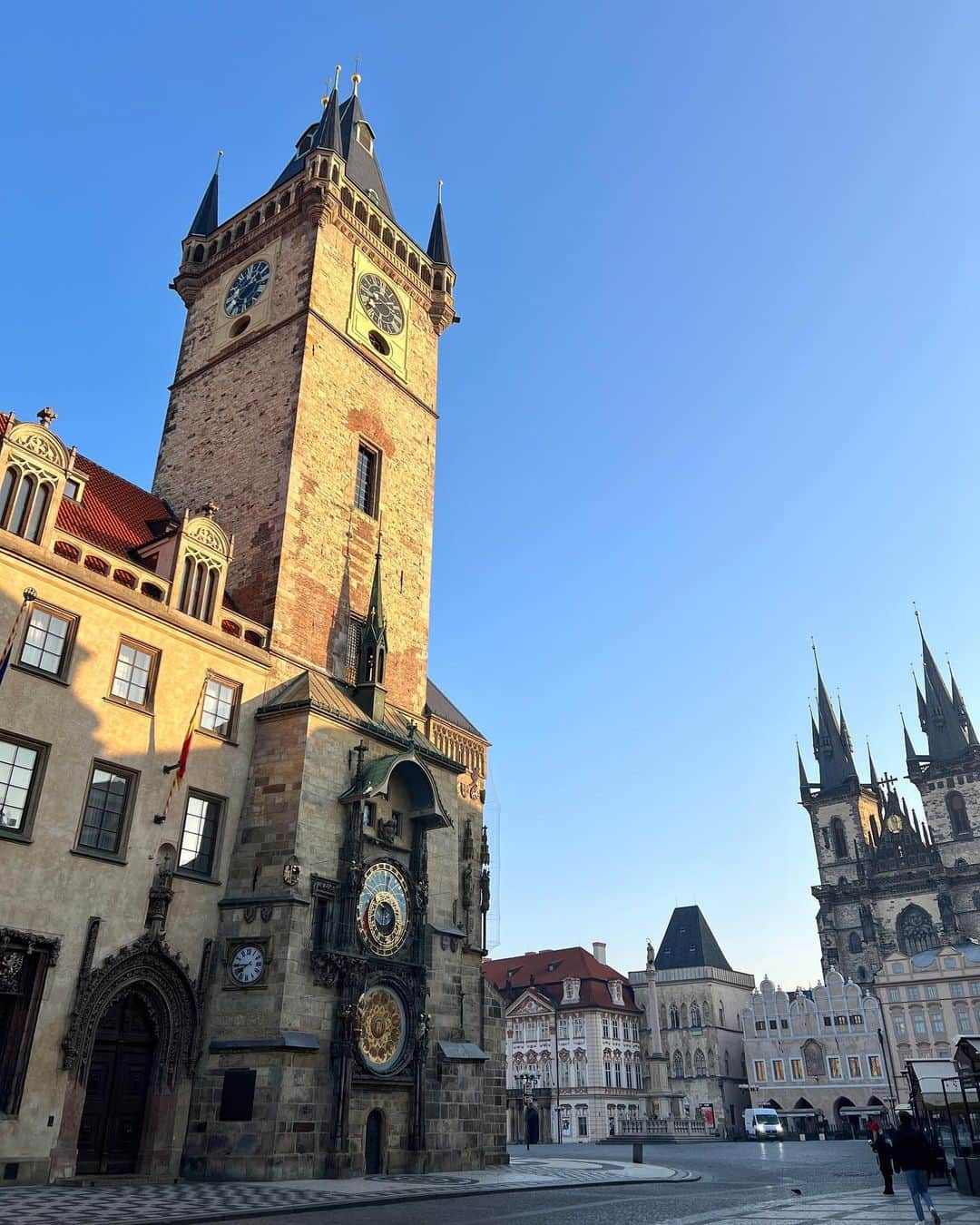 山崎怜奈さんのインスタグラム写真 - (山崎怜奈Instagram)「🇨🇿Feb 28th, 2023  📍Praha, Česká republika 街並みと夕焼け、旧市街広場の時計台、 聖ミクラーシュ教会、フランツ・カフカ広場のブロンズ像、 タトラカー（チェコの路面電車）、プラハ城etc.  「建築博物館」とも言われるチェコの首都・プラハ。 どこを撮っても絵になる街。早起きしてふらふらと🚶‍♂️ 最後の一枚、少しだけ私の姿が。笑  #Praha #Česká #ceska #ceskarepublika #stnicholaschurch #Readerinan armchair #山崎怜奈」6月13日 10時51分 - rena_yamazaki.official