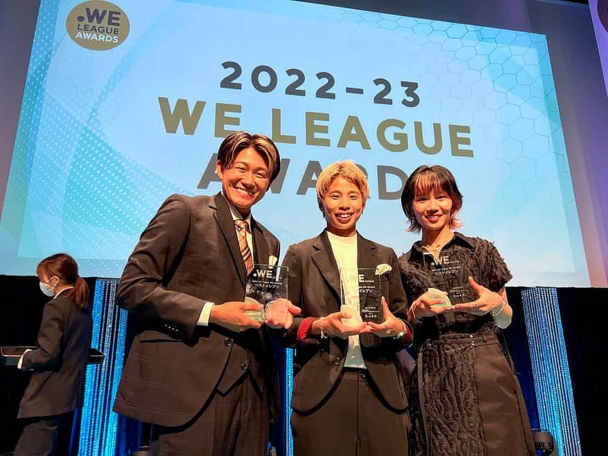 守屋都弥のインスタグラム：「WE.LEAGUE AWARDS🩵  ベストイレブンに選出していただきありがとうございました！ 周りの方々に評価して頂けたことすごく嬉しく思います。 ここに立てたことに誇りを持って、選手として成長し続けていきます！  来シーズンはチーム全員で行きます！ たくさんのお祝いのメッセージありがとうございました🙌🏻  #weリーグ  #weリーグアウォーズ  #女子サッカー  #inac神戸  #守屋都弥」