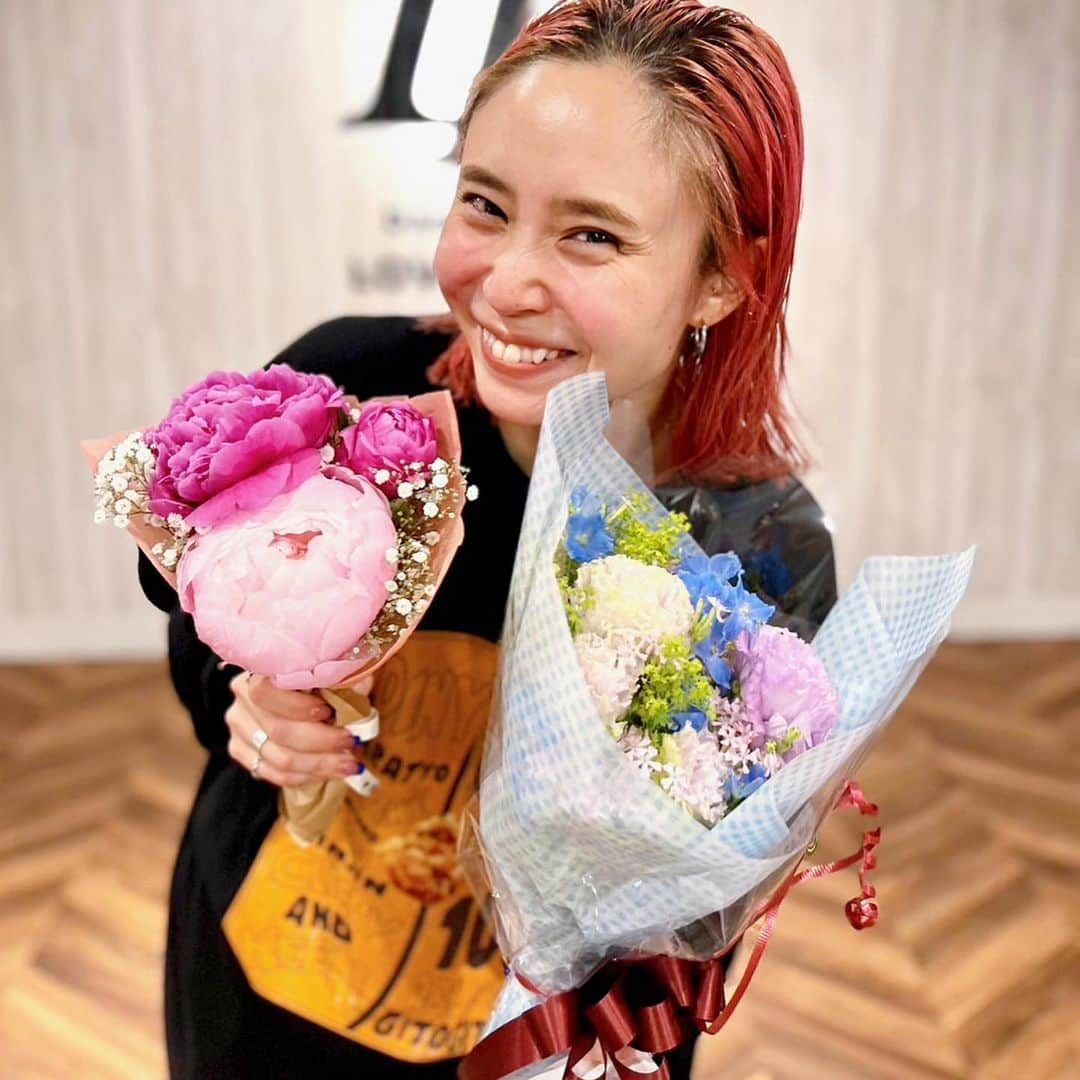 村上愛のインスタグラム：「. 何歳になっても 誕生日が嬉しくて嬉しくて たまりません🥹🩷🩷🩷  会えなくても連絡を頂いたり 直接おめでとうを言って頂いたり  たくさんの方々の暖かい気持ちに囲まれて 幸せすぎました💐💞  31歳も、沢山笑って泣いて怒って食べて遊んで寝て 楽しみたいと思います😘  そして、生徒のみんなと沢山踊っていたいです。😌🩷  本当に本当に ありがとうございました💝  んもうっっ 愛に溢れすぎているーーーっ！！！！！😭🩷」