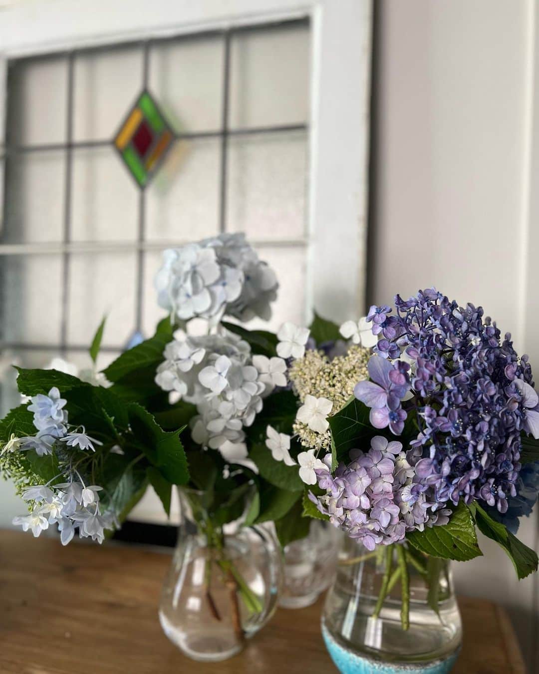 五明祐子さんのインスタグラム写真 - (五明祐子Instagram)「お隣からお庭の紫陽花をたくさんいただいた😍💜  紫陽花ってかわいいよね😍 季節を感じることができるのはもちろん、 ボリュームと色のグラデーションを楽しめて☺️✨ でもその魅力に気づいたのはわりと最近かも。 若い頃は儚げなかすみ草とか飾って、せっせとドライフラワーなんかにしてまた飾ってたよね😆（時代のせい😂？）  #紫陽花」6月13日 10時55分 - gomyoyuko