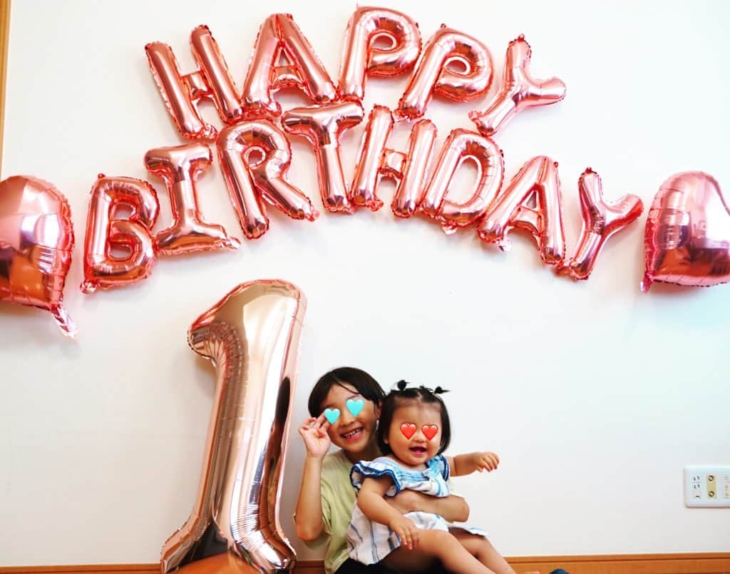 結花子のインスタグラム：「娘１才の誕生日🕊️🤍 . よく食べ、よく寝て、よく笑い、よく泣く娘ちゃん🤍 毎日大忙しで、あっと言う間に一年が過ぎたね🤍 もう一才とか、早すぎてちょっと寂しい気もするけど、、 とにかく元気に可愛くスクスク育ってくれてママはうれしいよ🤍 . #happybirthday #mydaughter #oneyear  #誕生日　#１才　#おめでとう  #love #family  #仲良し　#兄妹」