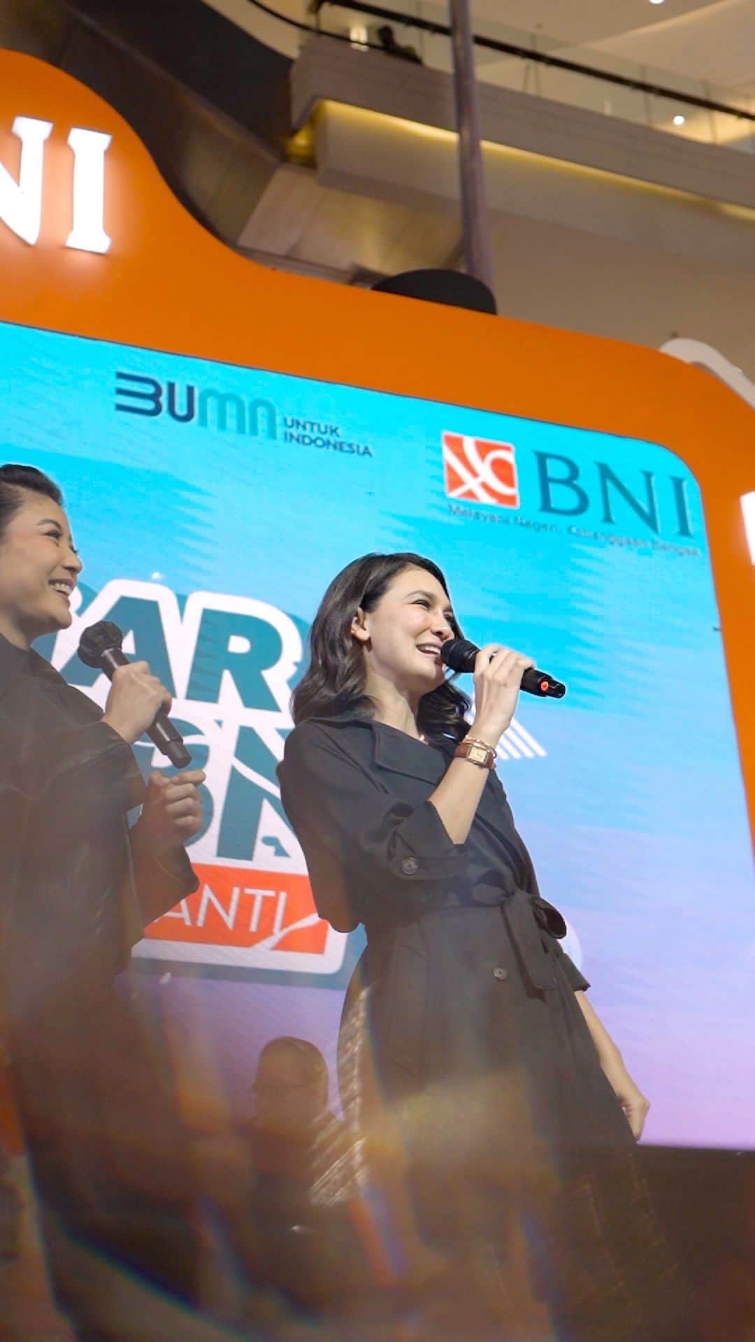 ルナ・マヤのインスタグラム：「Finally! Gelegar Rejeki BNI #GaPakeNanti The Finale hadir di Grand Atrium Mall Kota Kasablanka dari tanggal 9 - 11 Juni 2023.   Event ini merupakan puncak dari rangkaian Gelegar Rejeki BNI #GaPakeNanti yang sudah diadakan di Bekasi, Cirebon, Palembang, Surabaya dan Makassar.  Senang banget aku bisa ikut dalam momen penyerahan hadiah Grand Prize Undian Rejeki BNI #GaPakeNanti secara simbolis kepada para pemenang Mitsubishi New Triton Double Cabin untuk kategori Wirausaha dan Hyundai Creta serta Land Rover Defender untuk kategori Reguler.   Selamat kepada para pemenang 🤩🥳  Untuk nasabah BNI lainnya, tetap perbanyak transaksi bersama BNI dan nantikan kejutan seru lainnya dari BNI! Transaksi sat set, rejeki makin deket!  #BNI46 #RejekiBNIGapakenanti #BNImobilebanki ng」