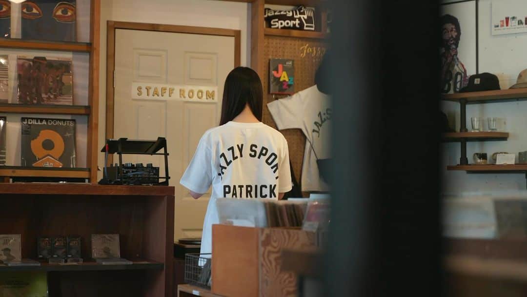 パトリックラボのインスタグラム：「【JAZZY SPORT x PATRICK】 　 JAZZY SPORTとPATRICKによるコラボレーションを発表。“音を感じる靴”をテーマに作成したJAZZY SPORT初となるシューズを中心に、1970年代のアーカイブをデザインソースとしたTシャツやナップサックを含めたカプセルコレクションを6月16日（金）より発売いたします。 ⁡ #jazzysport #patrick #patrickshoes  #音を感じる靴」