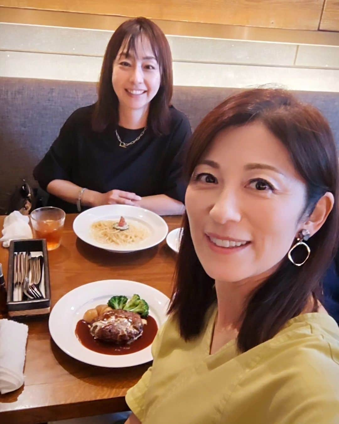 中田有紀のインスタグラム：「同期の伊藤里絵ちゃんとランチ❤ 働いていた局は違いますが(里絵ちゃんは広島)、お互いフリーになって事務所が一緒に😃 20代の頃から知っているけど見た目が全然変わらない〜✨😳 やはり定期的に運動とかしているらしく、刺激を受けました！ 久しぶりにたくさん話ができて嬉しいです♪😊 #伊藤里絵 ちゃん #同期 #セントフォース」