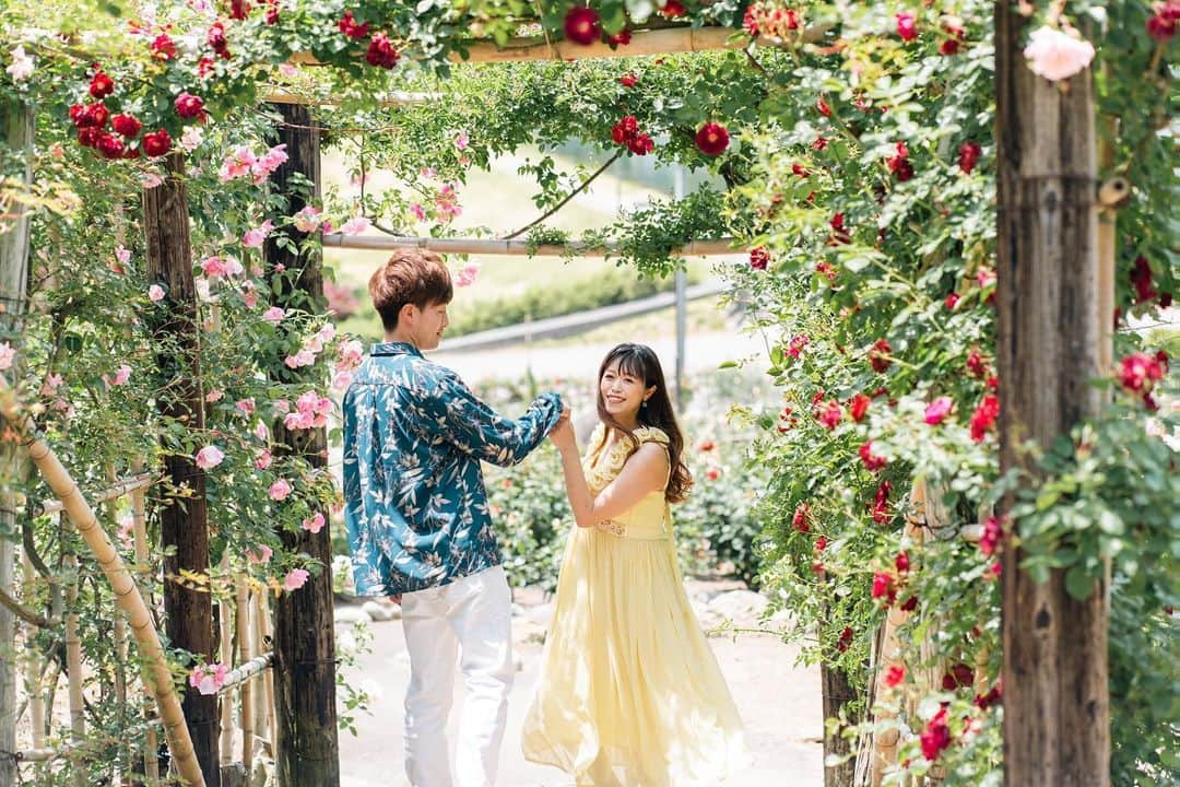 小林舞香のインスタグラム：「Yesterday marks the 10th month of my pregnancy.  Last week, we visited Higashizawa Rose Park in Murayama City, Yamagata Prefecture. This park is a beautiful destination with one of the largest rose gardens in Japan and three central lakes. Walking is a minimal yet essential exercise for pregnant women, and it holds great importance. The rose garden was truly magnificent.   As of June 6th, most of the roses were in bloom.  The photo was taken by my brother-in-law @hikaru.studio9 . His portrait photography always captures us beautifully.  #私の東沢バラ公園 #RoseGardenPortrait #FlowerPower #BloomingBeauty #NaturePhotography #FloralInspiration #GardenVibes #NatureLovers #InstaFlowers #FlowerGram #FlowerPhotography #BloomAndGrow #InstaNature #バラ園ポートレート #花のある暮らし #東沢バラ公園 #山形 #Yamagata #MaternityPhoto #PregnancyShoot #夫婦 #MaternityStyle #PregnancyGlow #MaternityFashion #BabyOnBoard #MomToBe #MaternityPhotography #BellyBlessings #BabyBumpPhotography #MaternityInspiration」