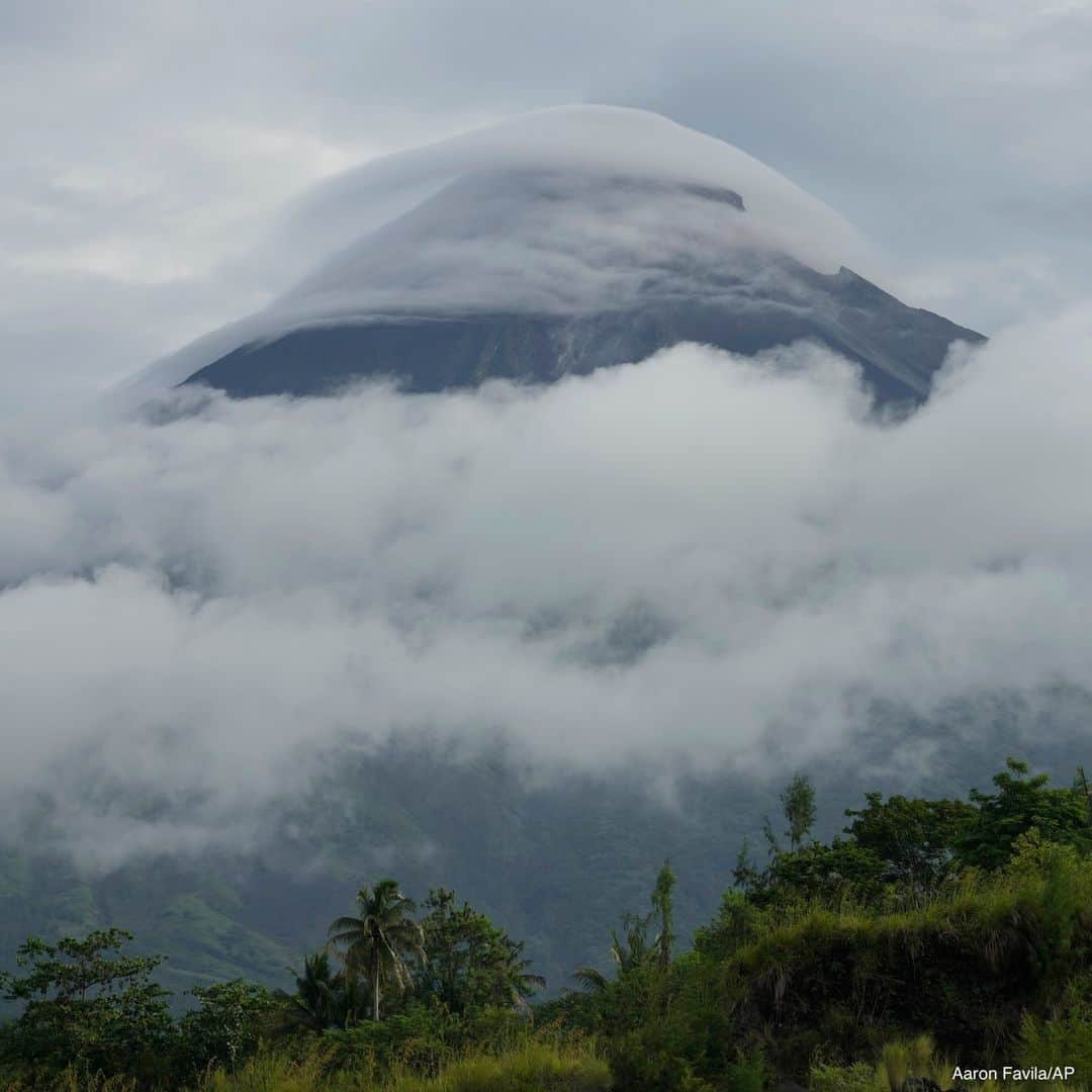 ABC Newsさんのインスタグラム写真 - (ABC NewsInstagram)「The Mayon Volcano is partially covered in clouds in the Albay province in northeastern Philippines. MORE AT LINK IN BIO.」6月13日 11時01分 - abcnews