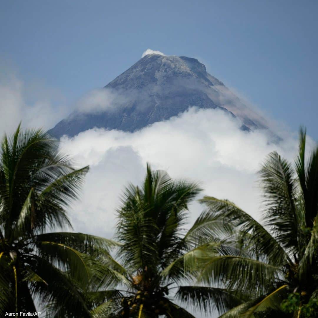 ABC Newsのインスタグラム：「The Mayon Volcano is partially covered in clouds in the Albay province in northeastern Philippines. MORE AT LINK IN BIO.」