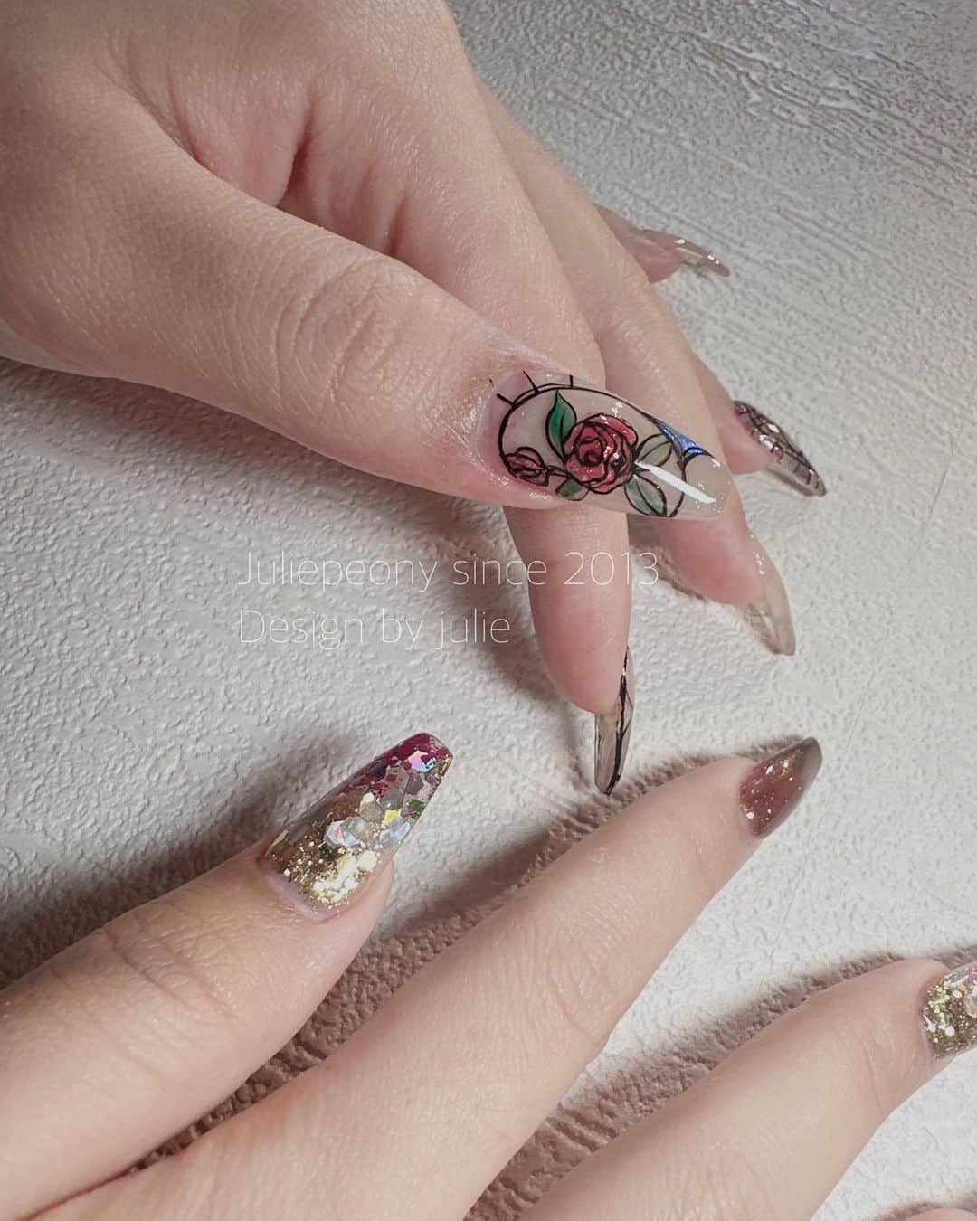 juliepeonyのインスタグラム：「美女與野獸🌹（的感覺） - 就這樣突然想起自己多年前的教堂玻璃窗花⛪️（最後一張） 就這樣在無預警的情況下做在無指定款的寶手上（簡直自作孽的Me) / 以前的我追求筆直的直線，畢竟八年前彩繪膠還不流行😆 而現在我追求的是：滑順的流線🤣 那種運筆一鼓作氣不停歇的快感，應該只有美甲人可以理解^ ^ / 那天在做這個人的時候，平常尬聊歸尬聊，她突然一本正經的對我說：「我覺得妳一直在前進。一直在挑戰自己」 哇哈哈哈，謝謝誇獎（雖然那天我只回覆妳好吵我已經快要底累了，噓） 其實內心很感動也謝謝妳們的支持與愛護🤍 我的自律與工作動力全是來自於可愛的妳們（真肉麻好想吐） 哇哈哈哈」