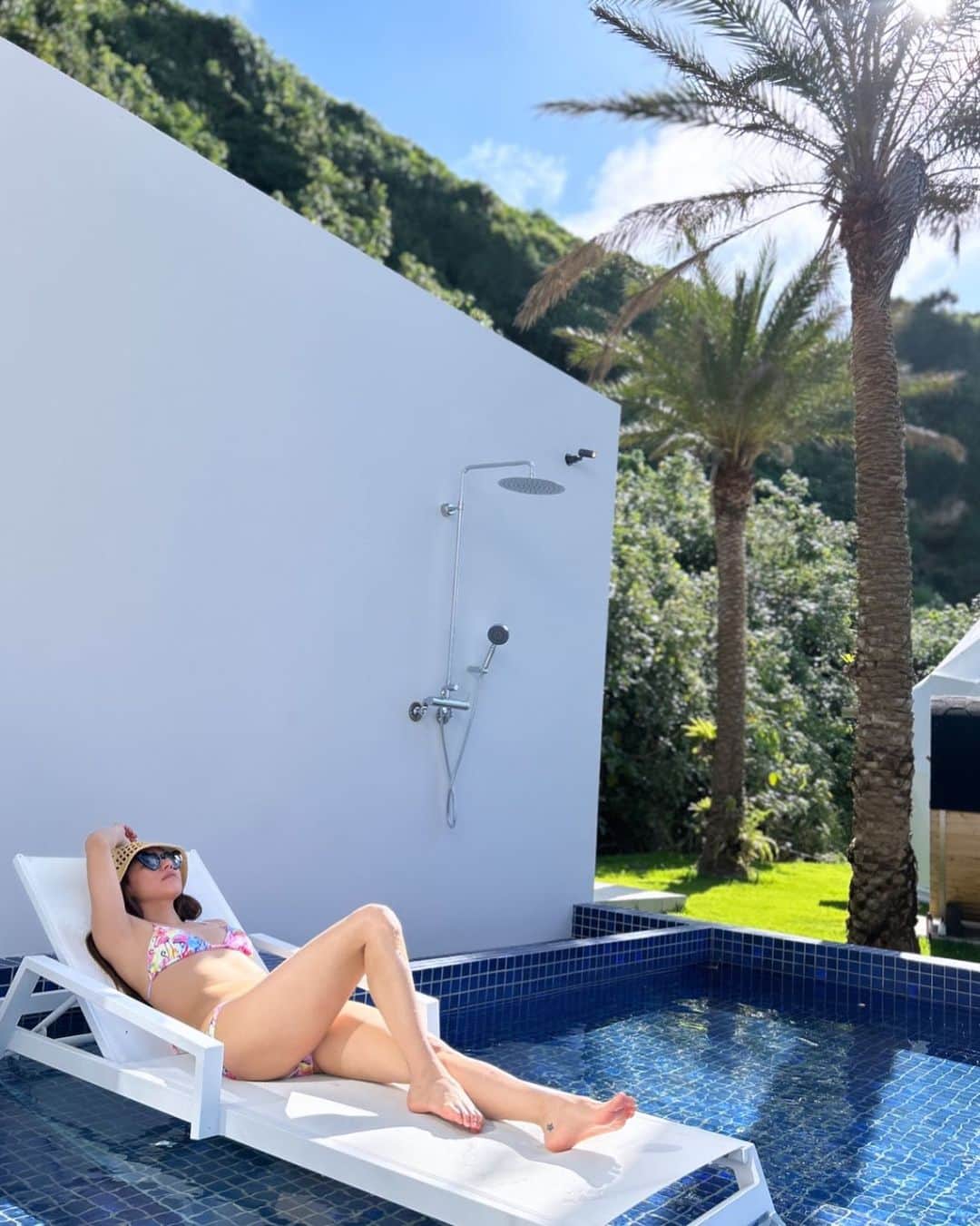 LINAのインスタグラム：「宮古島の想い出♡ #MAXLINA #下地島 #sunbathing#pool ヴィラ @thepanali Photo @curlybaby_lilika」