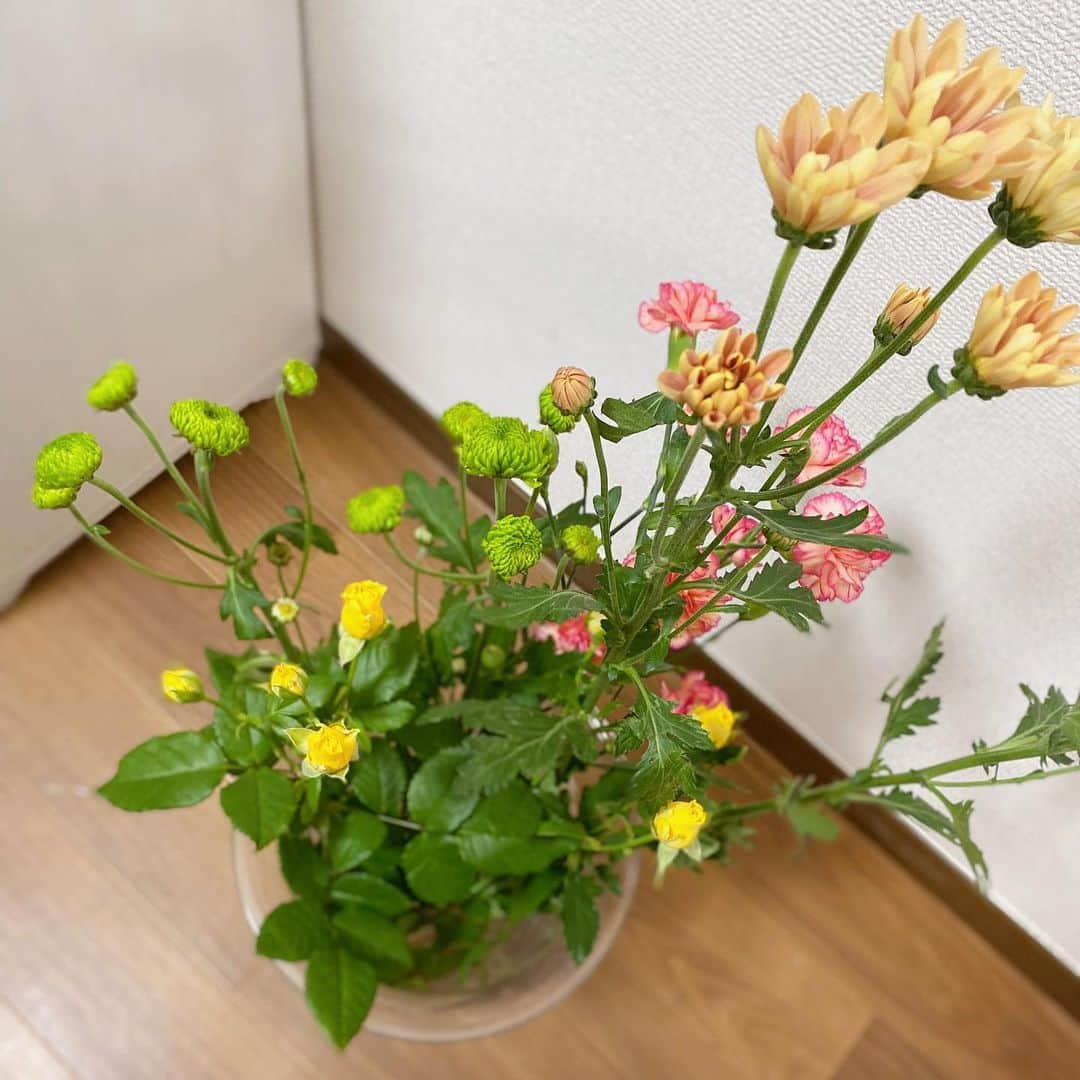 大谷朋子さんのインスタグラム写真 - (大谷朋子Instagram)「♡ * 旬の生花を使ったアレンジメント💐 * 半蔵門駅からすぐのフラワーアレンジメント教室 @flowerbelcanto で作りました。 * バトン(細長い木箱)にアレンジするのは初めて。 お花の高さなどバランスがなかなか難しかったけど、少人数制で先生が丁寧に教えてくれるので楽しくできました♫ * イメージはモダン♥︎ 最初にメインのバラを、次にカーネーション、キクを入れていき、高さをバラバラにして、かっこいい感じに。 * 無心になってお花に触れる時間、 とっても癒されました♡ お花の経験がなくても楽しく学べる教室です！ * 🌷 http://belcanto.tokyo/?page_id=25 * * #flowerbelcanto #belcanto #バルカント #フラワーアレンジメント #フラワー教室 #お花教室 #フラワーアレンジメント教室 #pr #インフルエンサーワークス」6月13日 11時18分 - tomoko_ohtani