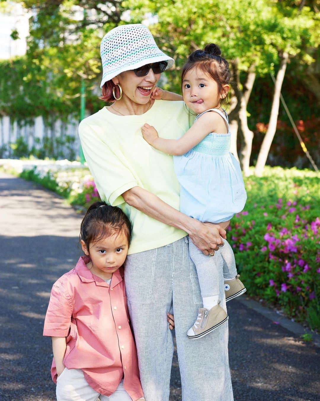 Cazumaxのインスタグラム：「Gap Kidsの家族スナップー！エミリさんのお子さん二人とも元気いっぱいタイプで汗だくになりながら撮影ー😂✨イケメンだし可愛いし、これからの成長が楽しみ😍  #gap #gapkids #family #家族写真」