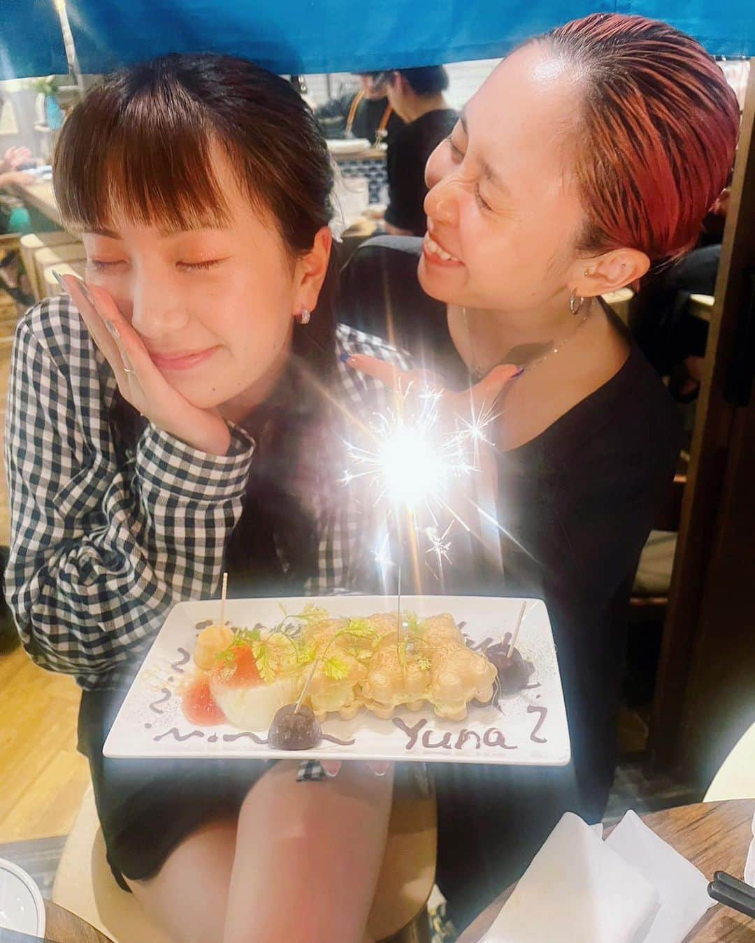 村上愛さんのインスタグラム写真 - (村上愛Instagram)「. ６／６ ❤︎ ６／１１  ゆーなとお誕生日が激近ということで 合同お誕生日会しよーって話から  結局お互いのカウントダウンを過ごした😂🩷  大好きなトモダチ達に囲まれて スペシャル幸せなカウントダウンだったなぁ。  みんないつもめぐと遊んでくれて ありがとう🩷🩷🩷 だいすきだいすきだいすき！！！  そして改めて ゆーにゃお誕生日おめでとう🥰 これからもよろぴく💋 スーパーミラクルビックラブ💖」6月13日 11時23分 - meg_5683