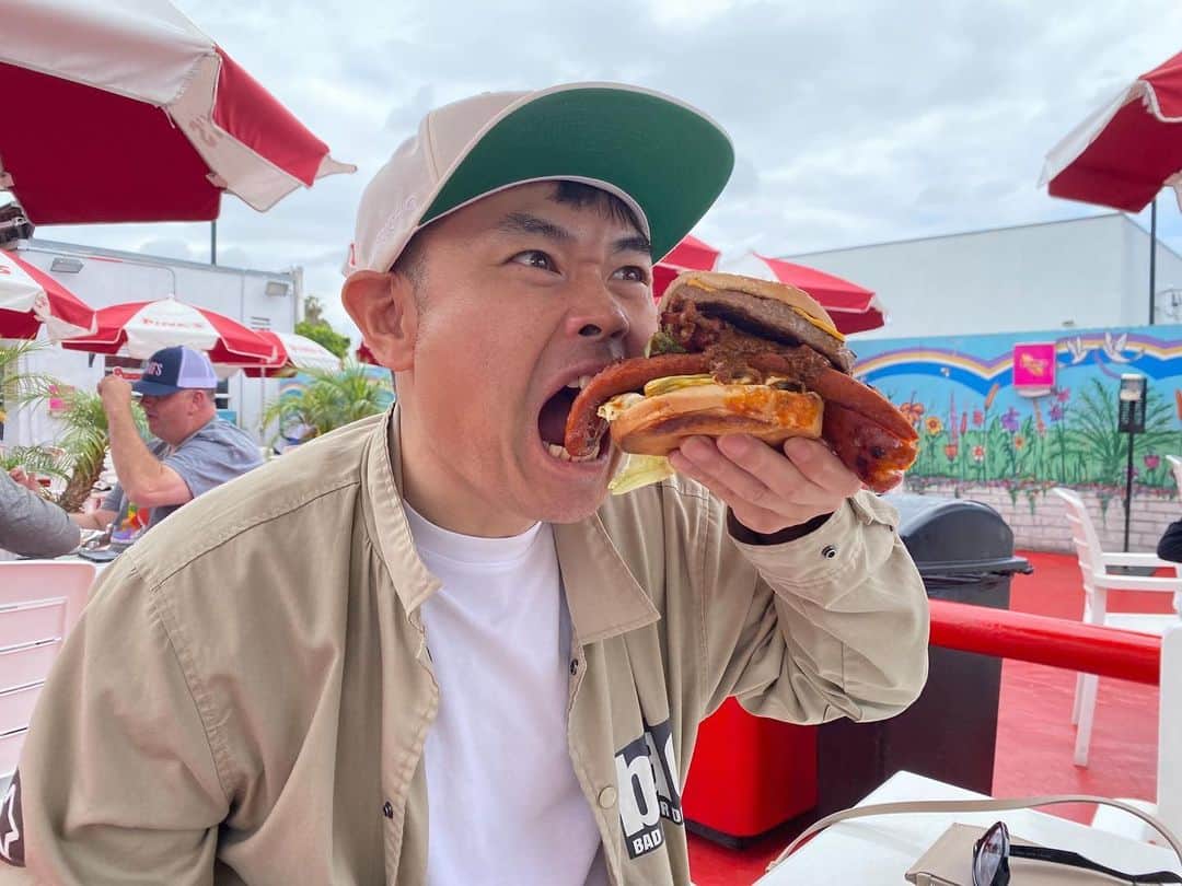 品川祐さんのインスタグラム写真 - (品川祐Instagram)「ハンバーガーでかっ #PinksHotDogs #ホットドック屋さんなのにハンバーガーを食らった。 #1番デカいやつ #その名もJaws」6月13日 11時37分 - shinashina0426