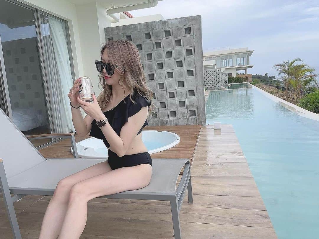 一条あかねのインスタグラム：「. やっと沖縄らしいことできた🫶🏻🩵 プールとか久しぶりすぎた！！ テラスでオリオン🍺とか最高すぎる💓💓 . #古宇利島 #ロワジールテラスアンドヴィラズ古宇利 #オーシャンビュー #ヴィラ #プール付きヴィラ #オリオンビール」