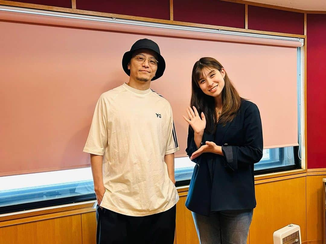 高樹リサのインスタグラム：「FUNKY 802 SPECIAL WEEKS‼︎ 中のFM802🥳 楽しんで頂けていますか〜？ . 1週目の「OSAKAN HOT 100」では レギュラーコーナーはもちろん、 ゆず"夏色"チャート検定・決勝戦とさらに、 KREVAさん生出演🔥と賑やかにお届けしました！ 青森の歴史あるお祭り、"ねぶた"とKREVAさんのラップが融合した新曲「ラッセーラ」についてはもちろん、、 おすすめ文房具のお話も🤭💙 . 週末は @greenroombeach に出演されていましたが、7月にはツアーでまたすぐ大阪にきてくれまーす‼︎ 7/2 (日) Zepp Osaka Bayside  楽しみーー🔥 . ぜひradikoのタイムフリーでもお楽しみくださいね🔈　 . #FM802 OSAKAN HOT 100 毎週(日) お昼12:00〜 6/17 は今年の上半期チャートを大発表！ 上半期No.1ソングはなんでしょうか、、、🤔 素敵なプレゼントもご用意しながら… あなたのNo.1予想もお待ちしてます🍨」