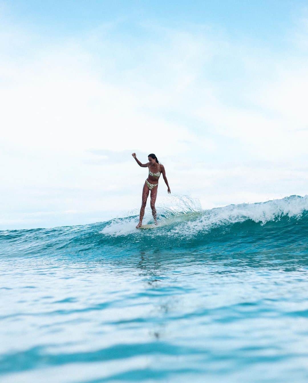マリア・マーフィーのインスタグラム：「🌊 + 🌞 = 😊 @raisedbythewaves」