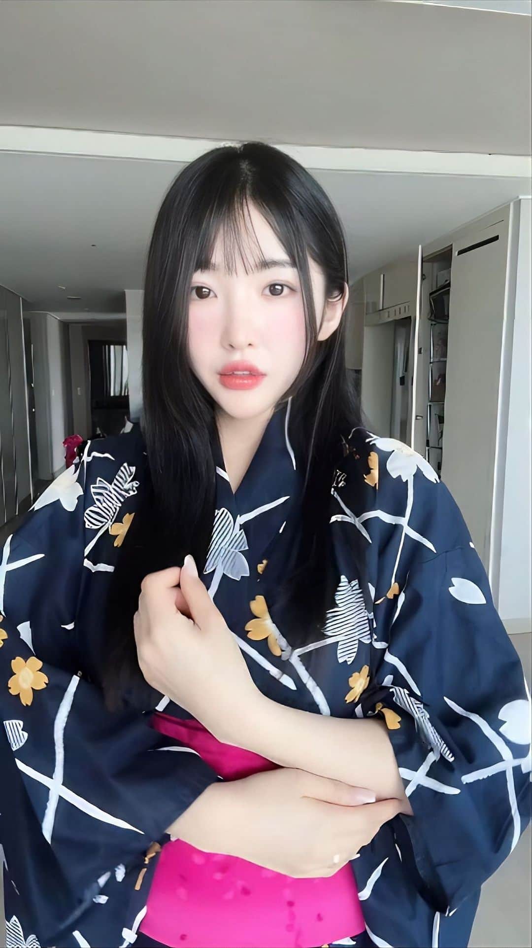 のインスタグラム：「みんなランチ美味しく食べてね〜🍙 다들 맛점이요🍚 . . , #reels #reelsviral #couple #reelsdance #커플 #댄스 #웃긴짤 #カップル #ダンス #浴衣」