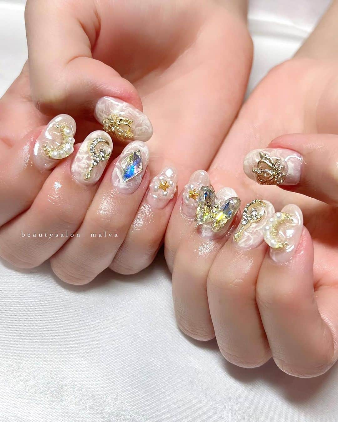 nailsalon malva（ネイルサロンマルヴァ）さんのインスタグラム写真 - (nailsalon malva（ネイルサロンマルヴァ）Instagram)「【キラキラアート099】のネイルをパーツチェンジ！ ⁡ 爪の長さが足りない方は違うタイプのパーツが たくさんあるので変えることも可能です🉑 ⁡ スタッフ🆕💅🌙 最近お客様のムーンスタイルを見ていたら やりたくなりました✨ ⁡ ⁡ ⁡ ＿＿＿＿＿＿＿＿＿＿＿＿＿ ⁡ ⁡ 𝐛𝐞𝐚𝐮𝐭𝐲𝐬𝐚𝐥𝐨𝐧 𝐦𝐚𝐥𝐯𝐚⠀ 📍明治神宮前駅｜原宿駅　徒歩𝟑分 ⠀ 💬ご予約やお問い合わせ 𝐋𝐈𝐍𝐄から承っております @ 𝐦𝐚𝐥𝐯𝐚 ⁡ お気軽にご連絡ください♡ ⁡ ⁡ ＿＿＿＿＿＿＿＿＿＿＿＿＿＿ ⁡ ▸ジェルネイル｜スカルプ｜ケア ▸まつげカール｜まつげエクステ ▸ハーブよもぎ蒸し ▸ワックス脱毛 ⁡ ⁡ \ アシスタント募集中💁‍♀️ / ⁡ ▸リモート可オンラインの画像動画制作アシスタント ▸サロンワーク全般アシスタント ⁡ ⁡ ⁡ ⁡ ⁡ ⁡  #ガーリーネイル #ワンホンネイルデザイン #もやもやネイル #malva #malvaネイル #シースルーネイル #蝶ネイル #パーツネイル  #nails #原宿ネイル #ベージュネイル  #表参道ネイル #東京ネイルサロン　#明治神宮前ネイル #新宿ネイル #千駄ヶ谷ネイル #池袋ネイル #harajukunails #tokyonails #tokyonailsalon ⁡」6月13日 11時46分 - malva_nail