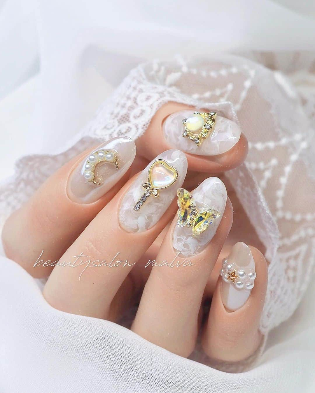 nailsalon malva（ネイルサロンマルヴァ）さんのインスタグラム写真 - (nailsalon malva（ネイルサロンマルヴァ）Instagram)「【キラキラアート099】のネイルをパーツチェンジ！ ⁡ 爪の長さが足りない方は違うタイプのパーツが たくさんあるので変えることも可能です🉑 ⁡ スタッフ🆕💅🌙 最近お客様のムーンスタイルを見ていたら やりたくなりました✨ ⁡ ⁡ ⁡ ＿＿＿＿＿＿＿＿＿＿＿＿＿ ⁡ ⁡ 𝐛𝐞𝐚𝐮𝐭𝐲𝐬𝐚𝐥𝐨𝐧 𝐦𝐚𝐥𝐯𝐚⠀ 📍明治神宮前駅｜原宿駅　徒歩𝟑分 ⠀ 💬ご予約やお問い合わせ 𝐋𝐈𝐍𝐄から承っております @ 𝐦𝐚𝐥𝐯𝐚 ⁡ お気軽にご連絡ください♡ ⁡ ⁡ ＿＿＿＿＿＿＿＿＿＿＿＿＿＿ ⁡ ▸ジェルネイル｜スカルプ｜ケア ▸まつげカール｜まつげエクステ ▸ハーブよもぎ蒸し ▸ワックス脱毛 ⁡ ⁡ \ アシスタント募集中💁‍♀️ / ⁡ ▸リモート可オンラインの画像動画制作アシスタント ▸サロンワーク全般アシスタント ⁡ ⁡ ⁡ ⁡ ⁡ ⁡  #ガーリーネイル #ワンホンネイルデザイン #もやもやネイル #malva #malvaネイル #シースルーネイル #蝶ネイル #パーツネイル  #nails #原宿ネイル #ベージュネイル  #表参道ネイル #東京ネイルサロン　#明治神宮前ネイル #新宿ネイル #千駄ヶ谷ネイル #池袋ネイル #harajukunails #tokyonails #tokyonailsalon ⁡」6月13日 11時46分 - malva_nail