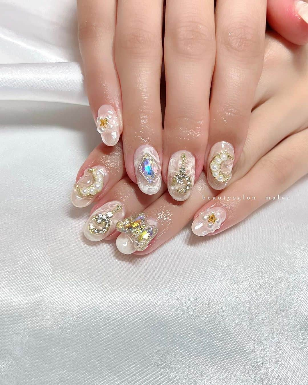 nailsalon malva（ネイルサロンマルヴァ）さんのインスタグラム写真 - (nailsalon malva（ネイルサロンマルヴァ）Instagram)「【キラキラアート099】のネイルをパーツチェンジ！ ⁡ 爪の長さが足りない方は違うタイプのパーツが たくさんあるので変えることも可能です🉑 ⁡ スタッフ🆕💅🌙 最近お客様のムーンスタイルを見ていたら やりたくなりました✨ ⁡ ⁡ ⁡ ＿＿＿＿＿＿＿＿＿＿＿＿＿ ⁡ ⁡ 𝐛𝐞𝐚𝐮𝐭𝐲𝐬𝐚𝐥𝐨𝐧 𝐦𝐚𝐥𝐯𝐚⠀ 📍明治神宮前駅｜原宿駅　徒歩𝟑分 ⠀ 💬ご予約やお問い合わせ 𝐋𝐈𝐍𝐄から承っております @ 𝐦𝐚𝐥𝐯𝐚 ⁡ お気軽にご連絡ください♡ ⁡ ⁡ ＿＿＿＿＿＿＿＿＿＿＿＿＿＿ ⁡ ▸ジェルネイル｜スカルプ｜ケア ▸まつげカール｜まつげエクステ ▸ハーブよもぎ蒸し ▸ワックス脱毛 ⁡ ⁡ \ アシスタント募集中💁‍♀️ / ⁡ ▸リモート可オンラインの画像動画制作アシスタント ▸サロンワーク全般アシスタント ⁡ ⁡ ⁡ ⁡ ⁡ ⁡  #ガーリーネイル #ワンホンネイルデザイン #もやもやネイル #malva #malvaネイル #シースルーネイル #蝶ネイル #パーツネイル  #nails #原宿ネイル #ベージュネイル  #表参道ネイル #東京ネイルサロン　#明治神宮前ネイル #新宿ネイル #千駄ヶ谷ネイル #池袋ネイル #harajukunails #tokyonails #tokyonailsalon ⁡」6月13日 11時46分 - malva_nail