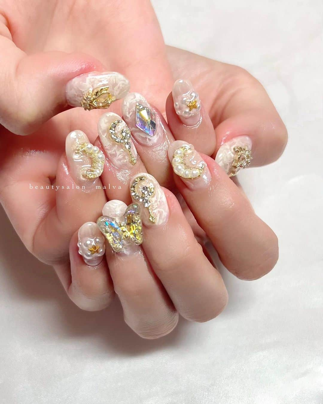 nailsalon malva（ネイルサロンマルヴァ）さんのインスタグラム写真 - (nailsalon malva（ネイルサロンマルヴァ）Instagram)「【キラキラアート099】のネイルをパーツチェンジ！ ⁡ 爪の長さが足りない方は違うタイプのパーツが たくさんあるので変えることも可能です🉑 ⁡ スタッフ🆕💅🌙 最近お客様のムーンスタイルを見ていたら やりたくなりました✨ ⁡ ⁡ ⁡ ＿＿＿＿＿＿＿＿＿＿＿＿＿ ⁡ ⁡ 𝐛𝐞𝐚𝐮𝐭𝐲𝐬𝐚𝐥𝐨𝐧 𝐦𝐚𝐥𝐯𝐚⠀ 📍明治神宮前駅｜原宿駅　徒歩𝟑分 ⠀ 💬ご予約やお問い合わせ 𝐋𝐈𝐍𝐄から承っております @ 𝐦𝐚𝐥𝐯𝐚 ⁡ お気軽にご連絡ください♡ ⁡ ⁡ ＿＿＿＿＿＿＿＿＿＿＿＿＿＿ ⁡ ▸ジェルネイル｜スカルプ｜ケア ▸まつげカール｜まつげエクステ ▸ハーブよもぎ蒸し ▸ワックス脱毛 ⁡ ⁡ \ アシスタント募集中💁‍♀️ / ⁡ ▸リモート可オンラインの画像動画制作アシスタント ▸サロンワーク全般アシスタント ⁡ ⁡ ⁡ ⁡ ⁡ ⁡  #ガーリーネイル #ワンホンネイルデザイン #もやもやネイル #malva #malvaネイル #シースルーネイル #蝶ネイル #パーツネイル  #nails #原宿ネイル #ベージュネイル  #表参道ネイル #東京ネイルサロン　#明治神宮前ネイル #新宿ネイル #千駄ヶ谷ネイル #池袋ネイル #harajukunails #tokyonails #tokyonailsalon ⁡」6月13日 11時46分 - malva_nail