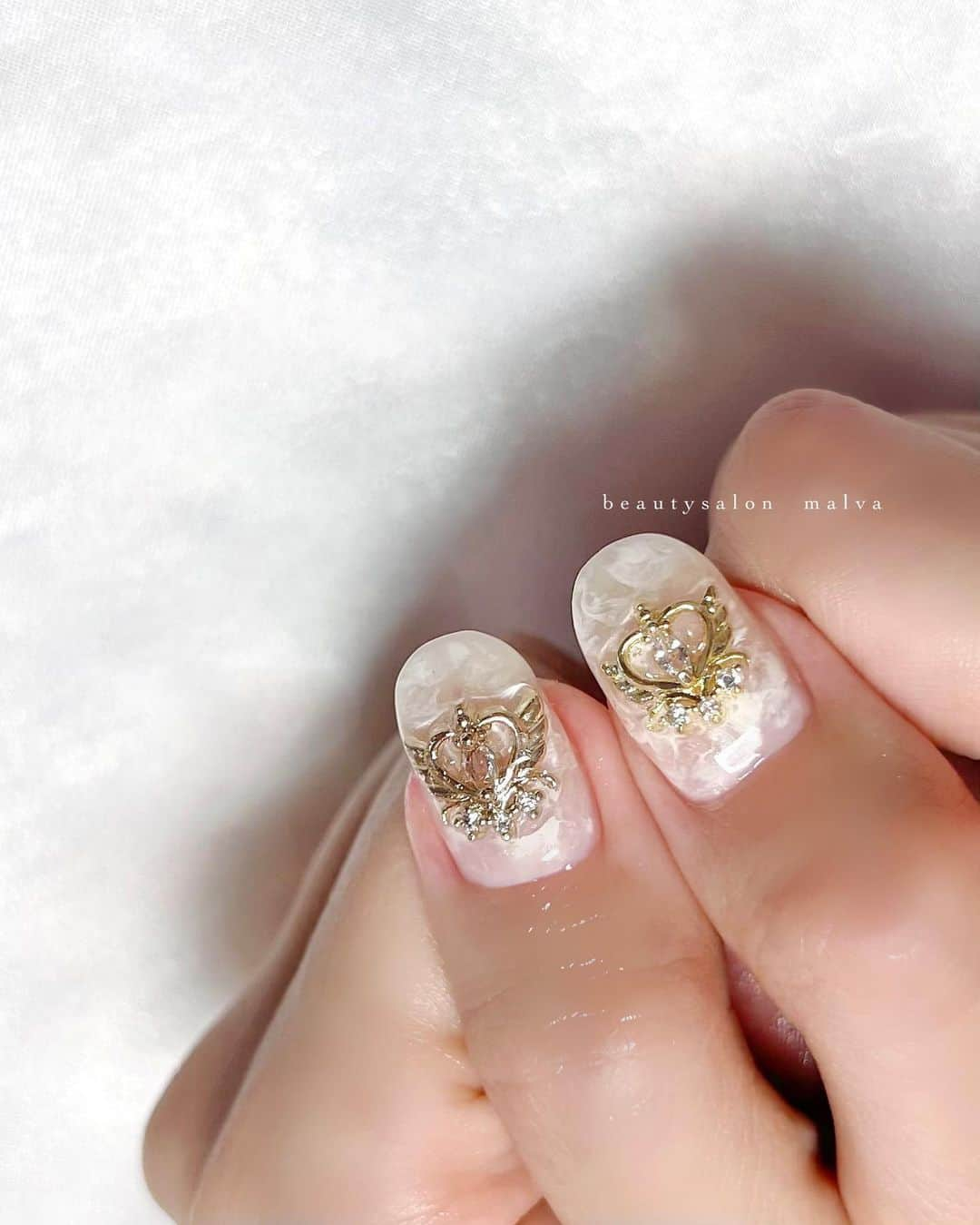 nailsalon malva（ネイルサロンマルヴァ）さんのインスタグラム写真 - (nailsalon malva（ネイルサロンマルヴァ）Instagram)「【キラキラアート099】のネイルをパーツチェンジ！ ⁡ 爪の長さが足りない方は違うタイプのパーツが たくさんあるので変えることも可能です🉑 ⁡ スタッフ🆕💅🌙 最近お客様のムーンスタイルを見ていたら やりたくなりました✨ ⁡ ⁡ ⁡ ＿＿＿＿＿＿＿＿＿＿＿＿＿ ⁡ ⁡ 𝐛𝐞𝐚𝐮𝐭𝐲𝐬𝐚𝐥𝐨𝐧 𝐦𝐚𝐥𝐯𝐚⠀ 📍明治神宮前駅｜原宿駅　徒歩𝟑分 ⠀ 💬ご予約やお問い合わせ 𝐋𝐈𝐍𝐄から承っております @ 𝐦𝐚𝐥𝐯𝐚 ⁡ お気軽にご連絡ください♡ ⁡ ⁡ ＿＿＿＿＿＿＿＿＿＿＿＿＿＿ ⁡ ▸ジェルネイル｜スカルプ｜ケア ▸まつげカール｜まつげエクステ ▸ハーブよもぎ蒸し ▸ワックス脱毛 ⁡ ⁡ \ アシスタント募集中💁‍♀️ / ⁡ ▸リモート可オンラインの画像動画制作アシスタント ▸サロンワーク全般アシスタント ⁡ ⁡ ⁡ ⁡ ⁡ ⁡  #ガーリーネイル #ワンホンネイルデザイン #もやもやネイル #malva #malvaネイル #シースルーネイル #蝶ネイル #パーツネイル  #nails #原宿ネイル #ベージュネイル  #表参道ネイル #東京ネイルサロン　#明治神宮前ネイル #新宿ネイル #千駄ヶ谷ネイル #池袋ネイル #harajukunails #tokyonails #tokyonailsalon ⁡」6月13日 11時46分 - malva_nail