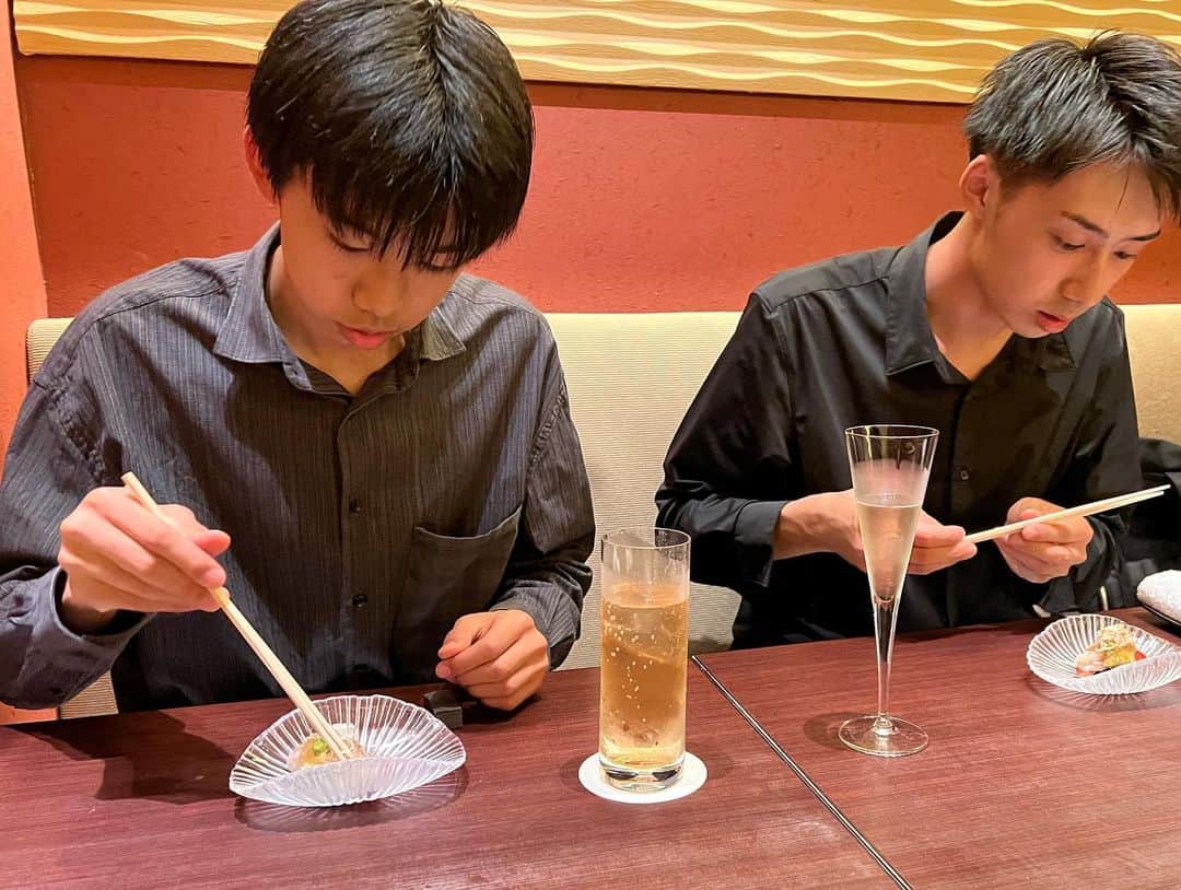 駒田奈美さんのインスタグラム写真 - (駒田奈美Instagram)「・ ・ ・ 『おめでとう』 ・ ・ 長男と次男は6月生まれで10日違いのお誕生日 ・ 今年で22歳と18歳になりました ・ ・ 毎年合同でするお誕生日会 ・ 今年はお寿司が食べたい！とリクエストがあったので、 お寿司のコースを ・ ・ ・ 2人とも成人… ・ 感慨深いものです ・ ・ ・ #駒田奈美#モデル#アラフィフ#美魔女#お誕生日#おめでとう#子供達#子供#成人#お寿司#お寿司屋さん #成人#感慨深い」6月13日 11時38分 - nami.komada