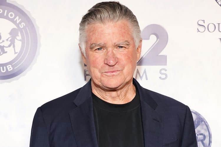 マット・ボマーのインスタグラム：「This is a tough one, and I don’t like doing this on social media, but I want to share what an absolute treasure Treat Williams was- both as an actor and a person. I was so honored that he agreed to play my father on White Collar, and he jumped in and made every day on set a joy. He taught me in the most beautiful way- through patient example. He’s one of the few actors I’ve worked with who always checked in on me - even years after we worked together. Treat- you were an amazing actor and an even better person and I will miss you. I count myself so blessed to have known you. My heart goes out to your wife and children. Rest in Peace my friend.」