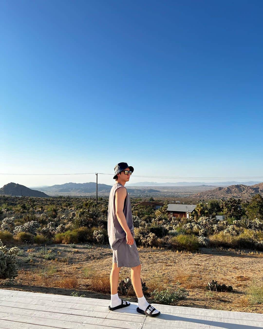 與真司郎さんのインスタグラム写真 - (與真司郎Instagram)「Life lately 👉 I’ve been spending my time in LA and have been busy with work. Had the chance to go on a weekend trip with my besties to Joshua Tree🌴🐶 Even when you’re busy with life, it’s important to take a second to reset and do things that make you happy👍  最近の日々👉 LAに戻ってきてから、ずっとバタバタしてるねんけど、この前息抜きで週末に親友みんなでジョシュアツリーにいってきたよー🌴🐶 どんなに人生が忙しくても、ストレスが爆発する前に、 自分が幸せになれることをやるって大事だなーって思う。 友達に会うとか、1人で映画を観に行くとか、 旅行に行くのもいいし👍  #joshuatree #losangeles」6月13日 11時42分 - shinjiroatae1126