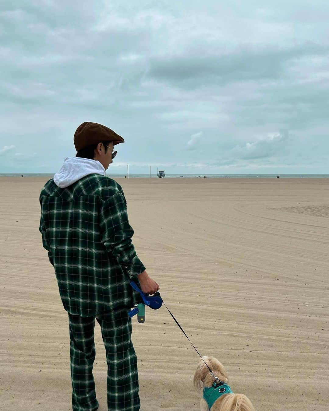 與真司郎さんのインスタグラム写真 - (與真司郎Instagram)「Life lately 👉 I’ve been spending my time in LA and have been busy with work. Had the chance to go on a weekend trip with my besties to Joshua Tree🌴🐶 Even when you’re busy with life, it’s important to take a second to reset and do things that make you happy👍  最近の日々👉 LAに戻ってきてから、ずっとバタバタしてるねんけど、この前息抜きで週末に親友みんなでジョシュアツリーにいってきたよー🌴🐶 どんなに人生が忙しくても、ストレスが爆発する前に、 自分が幸せになれることをやるって大事だなーって思う。 友達に会うとか、1人で映画を観に行くとか、 旅行に行くのもいいし👍  #joshuatree #losangeles」6月13日 11時42分 - shinjiroatae1126