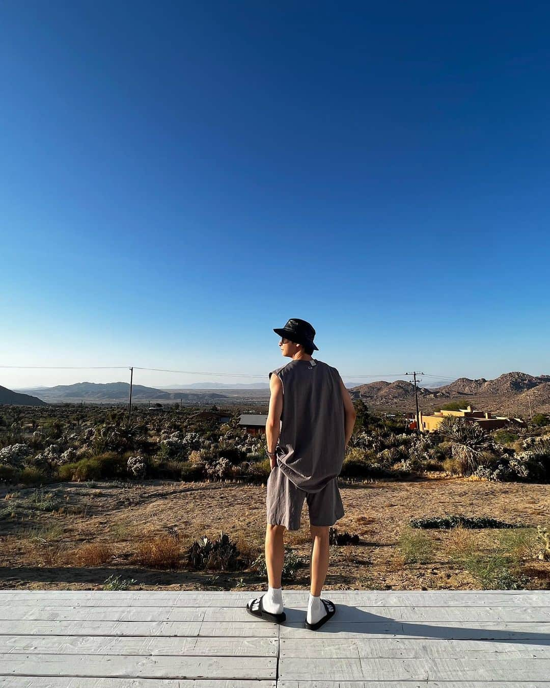 與真司郎さんのインスタグラム写真 - (與真司郎Instagram)「Life lately 👉 I’ve been spending my time in LA and have been busy with work. Had the chance to go on a weekend trip with my besties to Joshua Tree🌴🐶 Even when you’re busy with life, it’s important to take a second to reset and do things that make you happy👍  最近の日々👉 LAに戻ってきてから、ずっとバタバタしてるねんけど、この前息抜きで週末に親友みんなでジョシュアツリーにいってきたよー🌴🐶 どんなに人生が忙しくても、ストレスが爆発する前に、 自分が幸せになれることをやるって大事だなーって思う。 友達に会うとか、1人で映画を観に行くとか、 旅行に行くのもいいし👍  #joshuatree #losangeles」6月13日 11時42分 - shinjiroatae1126