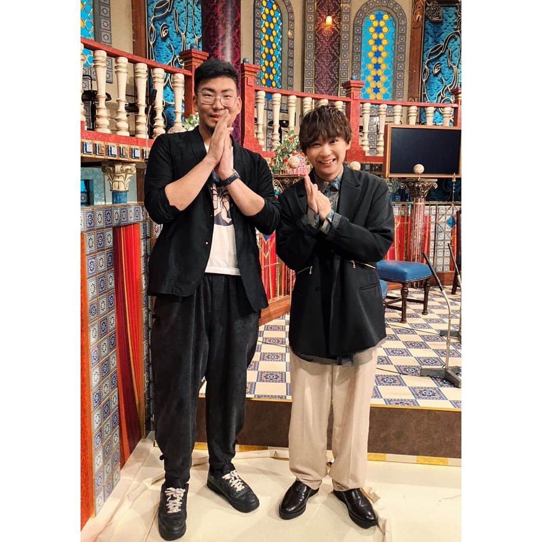 須賀健太のインスタグラム：「【出演情報】 今日よる8時〜放送の 『踊る！さんま御殿!!』 「独身だらけの恋愛ジェネレーションギャップSP」 に出演させて頂きます！ 15年ぶりのさんま御殿！😳 久しぶりのさんまさんはエネルギーの塊で最高でした😳 マジシャンGOさんとお写真を撮ってもらいました！ 収録後にもマジックを見せて頂いたのですが本当すごかった… ぜひご覧ください！  ー着用衣装ー @cullni  @lufon_official  @aiver_official  @sian.pr」