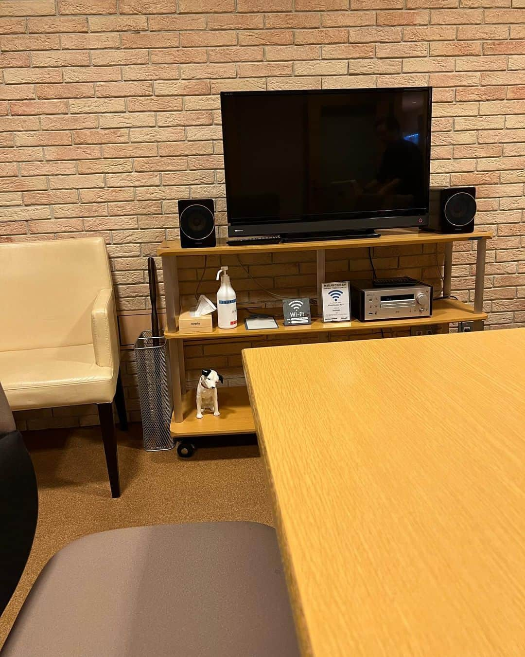 杵屋勝四郎さんのインスタグラム写真 - (杵屋勝四郎Instagram)「昨日 邦楽ジャーナルの取材を受けました！ 表紙だそうです！ 是非お買い求めください ニューアルバムについてとか色々話しました！ こうご期待ください🙀 CD予約 FAXかemailでお受けしてます🎼💿📀🖨️ #歌舞伎 #長唄三味線 #長唄 #歌舞伎音楽 #尾上菊五郎劇団 #出囃子 #黒御簾 #歌舞伎座 #新橋演舞場 #国立劇場 #浅草公会堂 #御園座 #南座 #松竹座 #博多座 #伝統芸能 #伝統文化 #日本文化 #習い事 #和の習い事 #三味線稽古 #銀座歌舞伎座 #shamisen #kabuki #japan」6月13日 11時47分 - kineyakatsushiro