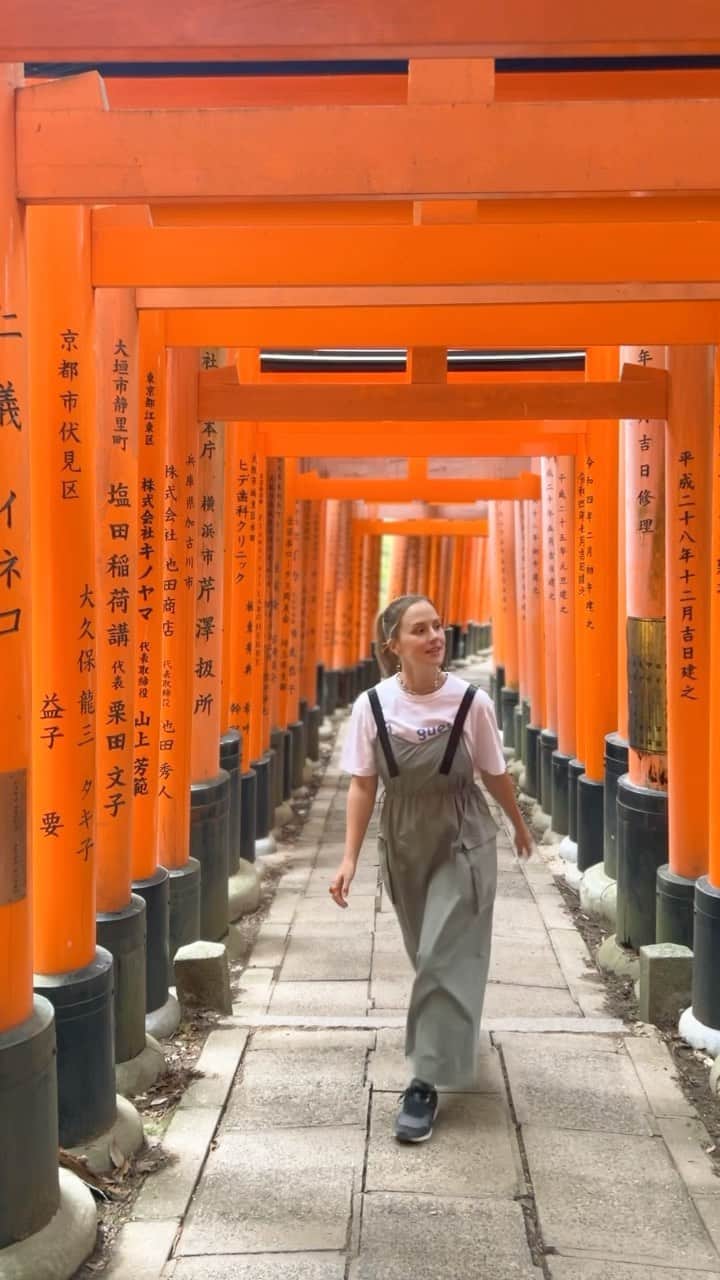 ナタリー・エモンズのインスタグラム：「今回の散歩は伏見稲荷大社です！⛩⛩⛩#ナタリーエモンズ #エモやん #discoverjapan」