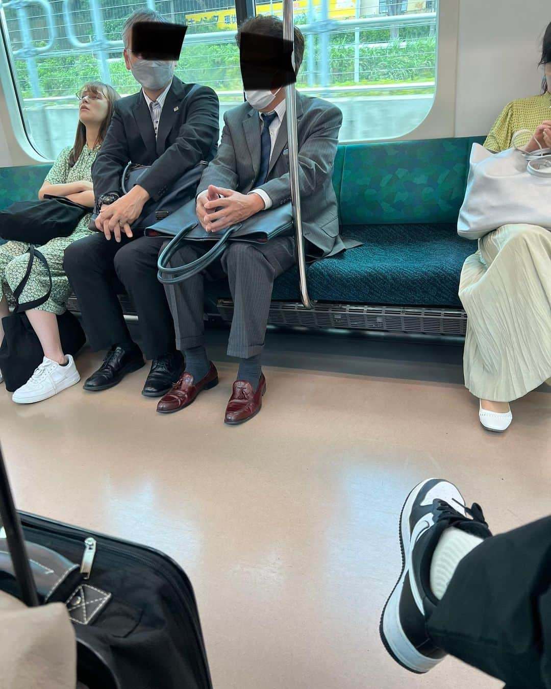 鈴木拓のインスタグラム：「電車に乗っていた。  寝ている奴がいた。  見覚えがある。  ラジオで3年ぐらい共演しているモデル。  あまりにもの出来事で自分の感覚が間違っていると思った。  そんなわけないよな？と思った。  やっぱり鈴木美羽だった。  世の中狭いと感じた。  美羽ちゃんの荷物の多さで本人だと確信した。」