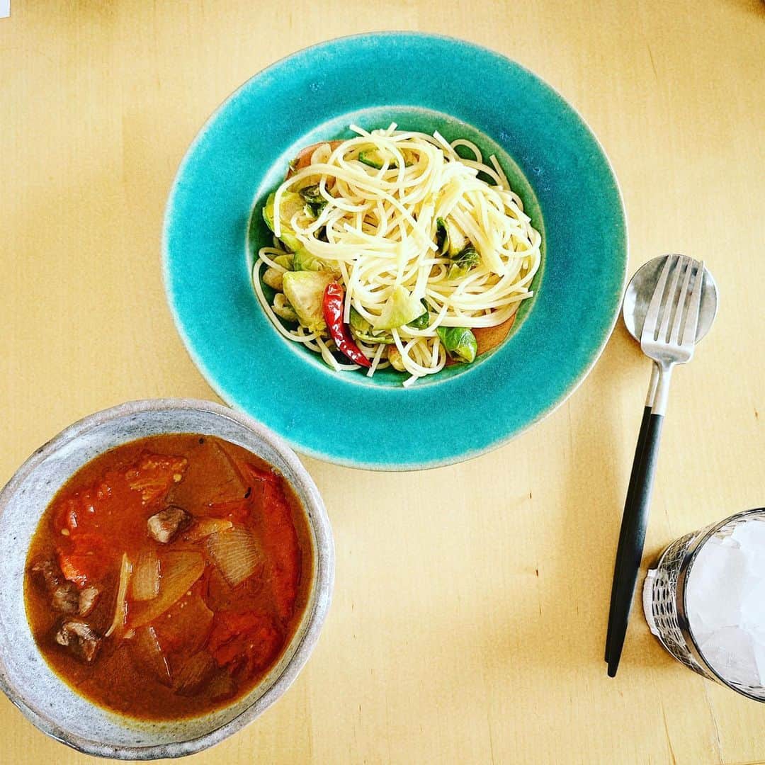 ただすけのインスタグラム：「久々載せても良さそうな自炊。 芽キャベツのペペロンチーノと、トマトスープ。 トマトスープは無水、めちゃエネルギーがある。 #男の自炊」