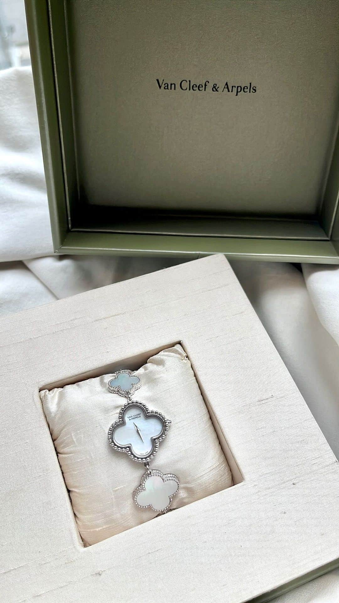 のインスタグラム：「Van Cleef & Arpels Alhambra  Product code : 57266  #vancleef #vancleefalhambra #vintagewatch」