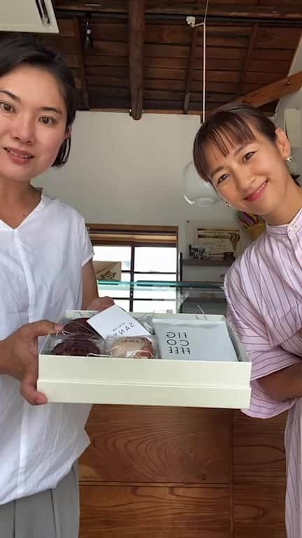前田有紀のインスタグラム：「GELATERIA SANTi @gelateriasanti × gui @gui.flower のコラボレーションで父の日のギフトを今週末お届けしています。 サンティのオーナー松本愛子さんとインスタライブでセットのご紹介をさせていただきました。  お父さんへの感謝の気持ちを込めたギフトということで、コーヒー豆やコーヒーフレーバーのジェラートも入れています☕️ すでにお申込みくださったみなさま、楽しみにしていてくださいね。 明日までの受付ですので、気になる方はお早めにお問い合わせくださいね。 @gui.flower」