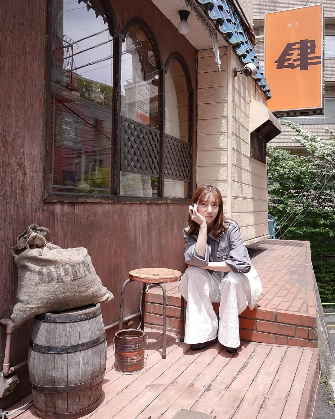 あなたがしてくれなくてものインスタグラム：「． 🫧オフショットをお届け🫧  ９話より カフェ肆の前でクールにキメる #田中みな実 さんを📸  手に持ってるのは…リップでした 💄✨  #あなたがしてくれなくても  📣 ９話の #TVer 見逃し無料配信は 　　次回放送まで！ 　　まだの方ももう一度見たい方も 　　お見逃しなく👀✨ 📺 １〜３話も変わらず無料配信中 　　プロフィール欄のリンクからチェック！」
