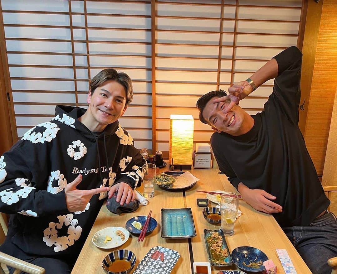 のインスタグラム：「仲良し槙野とモニタリング出演！ 観てくれたみんなありがとう😎✨ 俺が仕掛け人だったのに、槙野から突#然『引退する』と告げられた時はマジでビビりました！ 撮影したのが昨年１２月だったからまだ引退発表する前だったのよね😂いやぁ焦ったーーー😱😱 そんな槙野も今ではメディアに引っ張りだこで誰よりも売れてる！笑 本当に裏表も一切なくて最高の男なんですよ！！ また一緒に仕事したいし、２人のオファー待ってまーーーす😘←営業  #モニタリング #tbs #槙野智章 #joy #サッカー #浦和レッズ #サンフレッチェ広島 #ヴィッセル神戸 #日本代表 #readymade  @monitoring_gorisuta」