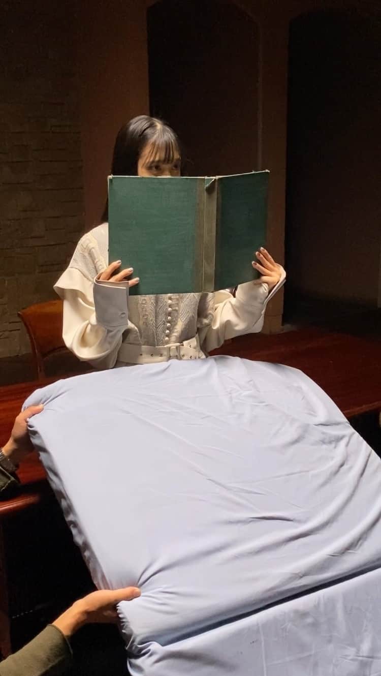のインスタグラム：「「Brilliant and bad」MV撮影のメイキング公開📖 本を落とすシーンはこのように撮影していました🎬  ＼Amuse+先行販売申込締切は本日6/13(火)23:59❗／ #harmoe 2nd LIVE TOUR「GOOD and EVIL」 📍7/30(日) 大阪国際交流センター 大ホール 📍8/12(土)神奈川県民ホール 大ホール   #岩田陽葵 #小泉萌香」