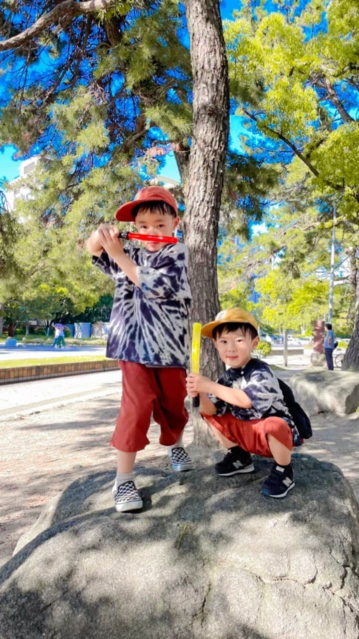 田中真奈美のインスタグラム：「土曜日💓 お昼までお仕事させていただいて後半は子供達と公園へ👦🏻👦🏻🎶 . 公園に行かないとどこに出かけた後でも遊んでない事になりません？子供が満足する1日の過ごし方には公園は必須なんだろうな〜😂 . 男の子2人、ヤンチャに育ってます👦🏻👦🏻⚔✨💕 . 2人のコーデのトップスは　@pairmanon_street お得にかわいいTシャツが買えるからよくチェックしてます💓 パンツは @devirock__official ⭐️ . 帽子は大好きな　@jdbase_cap 🧢🧢 . . #リョータとシュンタ  #リョータの夏遊び🍉  #シュンタの夏遊び🍉  #福岡ママ」