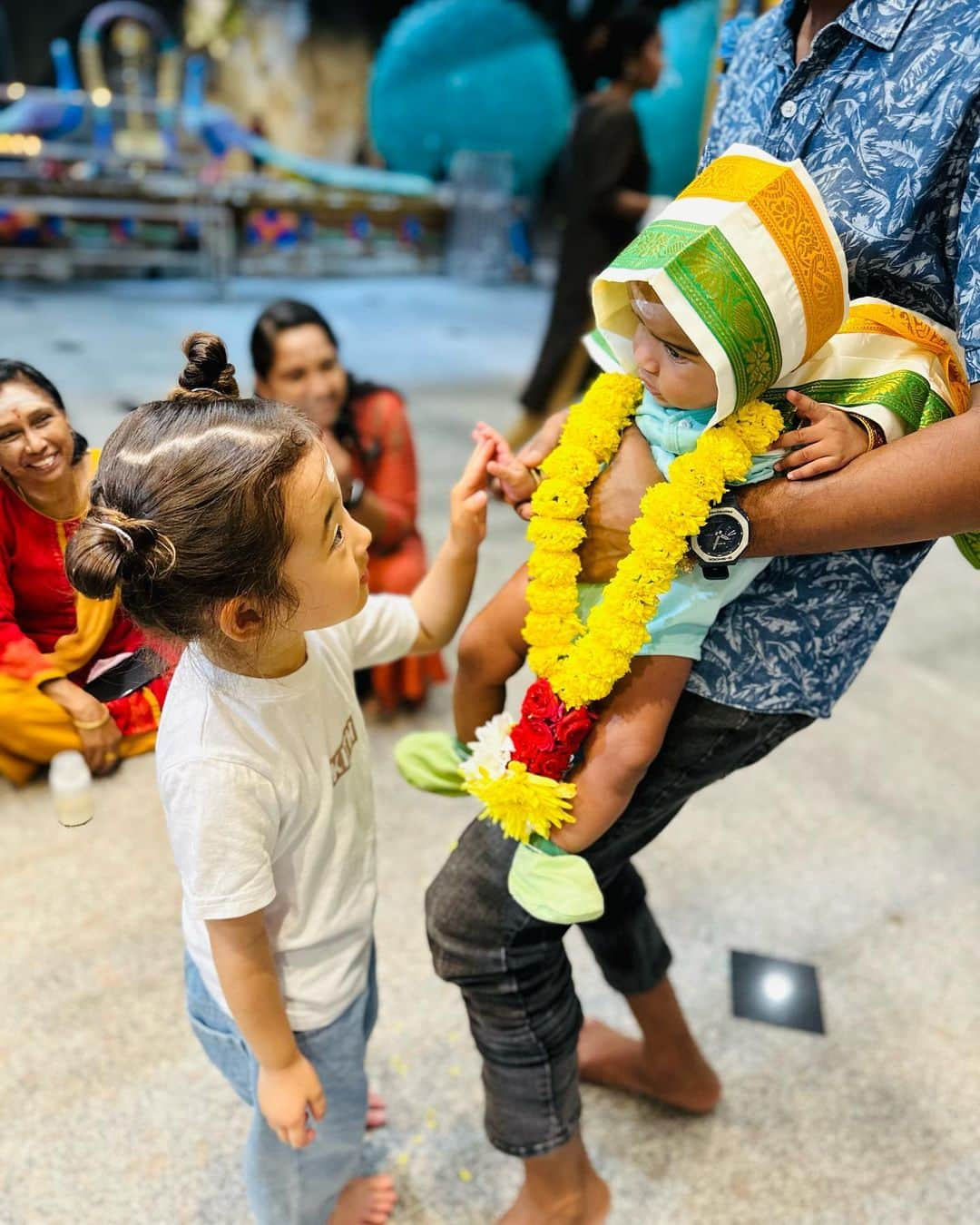 菊井彰子さんのインスタグラム写真 - (菊井彰子Instagram)「マレーシア旅行🇲🇾① -バトゥ洞窟🙏-  首都クアラルンプール近郊にあるヒンドゥー教にまつわる洞窟。  クアラルンプールから約30分🚗で行ける人気の観光スポット。  🇲🇾は基本的にイスラム教だけれど、信仰の自由が認められているらしい😋 バトゥ洞窟はヒンドゥー教の聖地なので女性が足をだすことがNG。なので母子ともにデニムで参戦しました🔥  洞窟に入るまで階段が272段‼️  行きはカラフルな階段にテンション上がって娘も頑張って登っていたよ👧（帰りは全部パパ抱っこw）  階段を登ると、白いお粉を額につけてお祈りする場所や洞窟の中に4億年前にできたと言われる鍾乳洞がありました。 差し込む光が綺麗だったー✨ （８枚目）  野生のお猿やニワトリもいて3歳9ヶ月の娘は全体的に楽しんでました🐓🐒💚  バトゥ洞窟（Batu Caves） 営業時間：8:00～19:00 入場料：無料 住所：Gombak, Selangor Darul Ehsan ・ ・ ・ ・ ・ ・ ・ ・ #子連れ海外  #子連れ海外旅行  #batucaves  #malaysia  #kualalumpur  #バツー洞窟  #バトゥー洞窟　 #マレーシア観光  #マレーシア旅行  #マレーシアグルメ  #マレーシアごはん #3歳9ヶ月女の子 #クアラルンプール旅行  #3yearsold  #3y9m  #3歳9ヶ月」6月13日 12時17分 - yanakiku_kiku