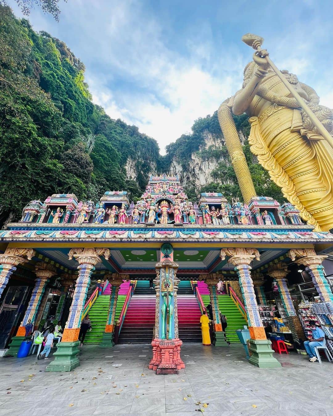菊井彰子さんのインスタグラム写真 - (菊井彰子Instagram)「マレーシア旅行🇲🇾① -バトゥ洞窟🙏-  首都クアラルンプール近郊にあるヒンドゥー教にまつわる洞窟。  クアラルンプールから約30分🚗で行ける人気の観光スポット。  🇲🇾は基本的にイスラム教だけれど、信仰の自由が認められているらしい😋 バトゥ洞窟はヒンドゥー教の聖地なので女性が足をだすことがNG。なので母子ともにデニムで参戦しました🔥  洞窟に入るまで階段が272段‼️  行きはカラフルな階段にテンション上がって娘も頑張って登っていたよ👧（帰りは全部パパ抱っこw）  階段を登ると、白いお粉を額につけてお祈りする場所や洞窟の中に4億年前にできたと言われる鍾乳洞がありました。 差し込む光が綺麗だったー✨ （８枚目）  野生のお猿やニワトリもいて3歳9ヶ月の娘は全体的に楽しんでました🐓🐒💚  バトゥ洞窟（Batu Caves） 営業時間：8:00～19:00 入場料：無料 住所：Gombak, Selangor Darul Ehsan ・ ・ ・ ・ ・ ・ ・ ・ #子連れ海外  #子連れ海外旅行  #batucaves  #malaysia  #kualalumpur  #バツー洞窟  #バトゥー洞窟　 #マレーシア観光  #マレーシア旅行  #マレーシアグルメ  #マレーシアごはん #3歳9ヶ月女の子 #クアラルンプール旅行  #3yearsold  #3y9m  #3歳9ヶ月」6月13日 12時17分 - yanakiku_kiku